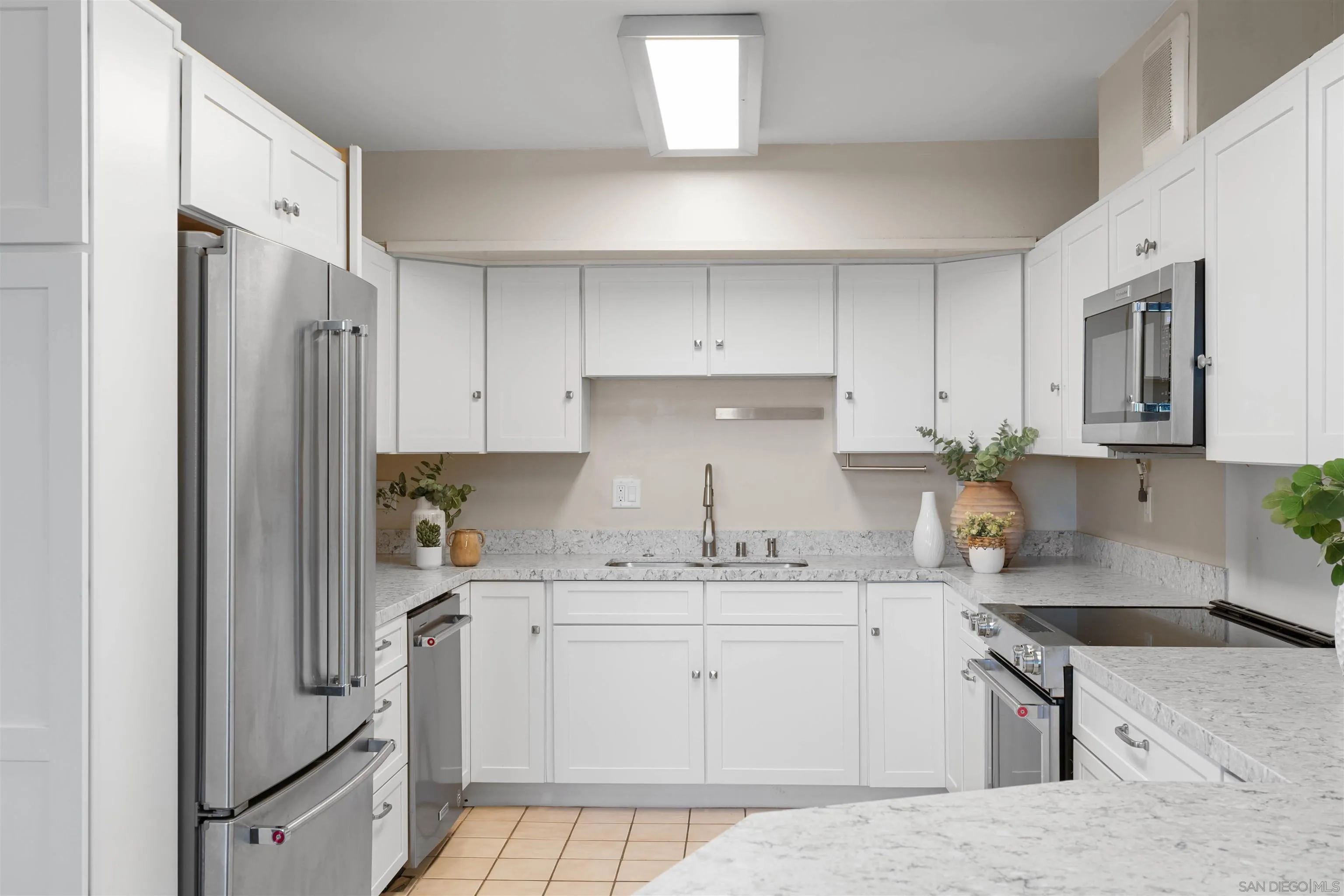 https://cdn.realtyfeed.com/cdn/127/250039887/e7be8de91f7fbb274a475ff6c768ab6e.webp
