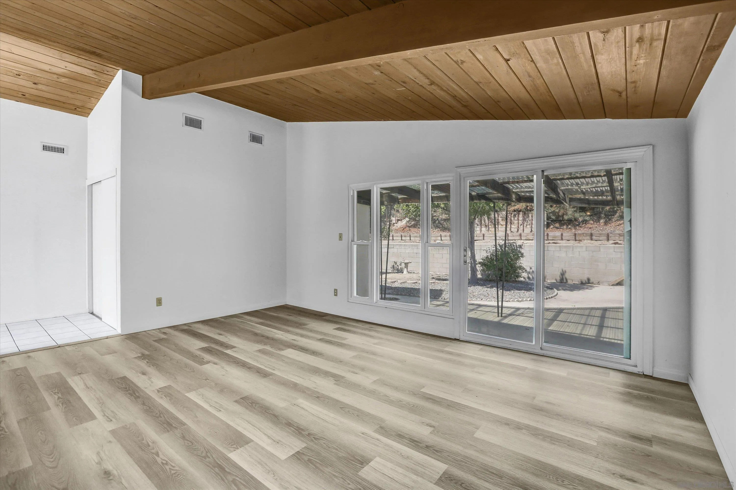 https://cdn.realtyfeed.com/cdn/127/250039890/f8c8f5dcf8574317abb818a49c1ff86d.webp