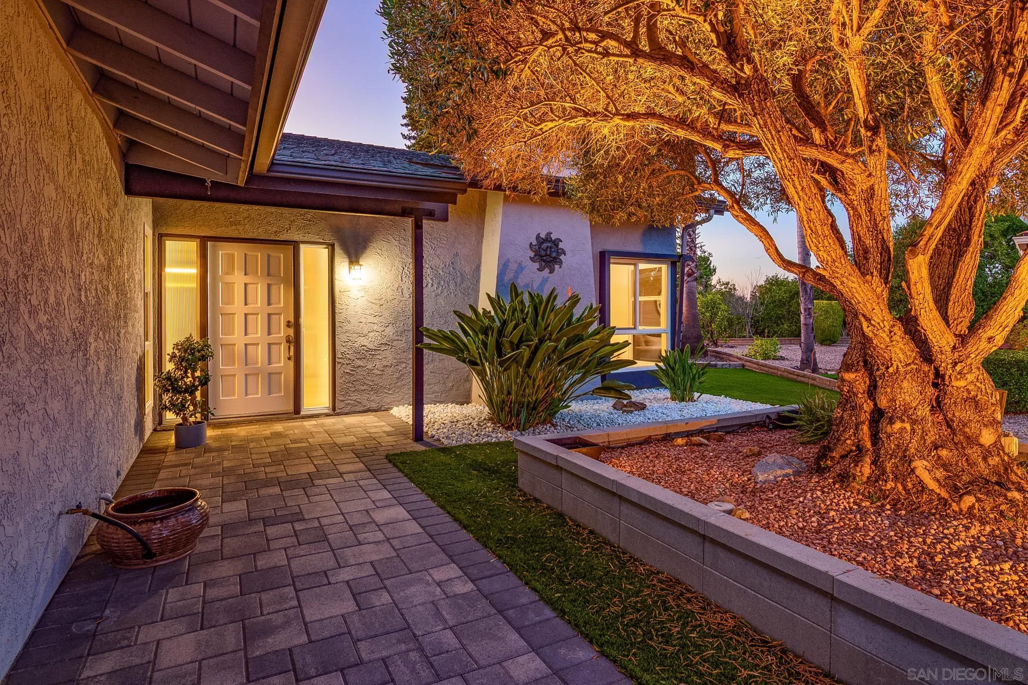 https://cdn.realtyfeed.com/cdn/127/250039893/2d1e136616a634f5592c333540340eff.webp