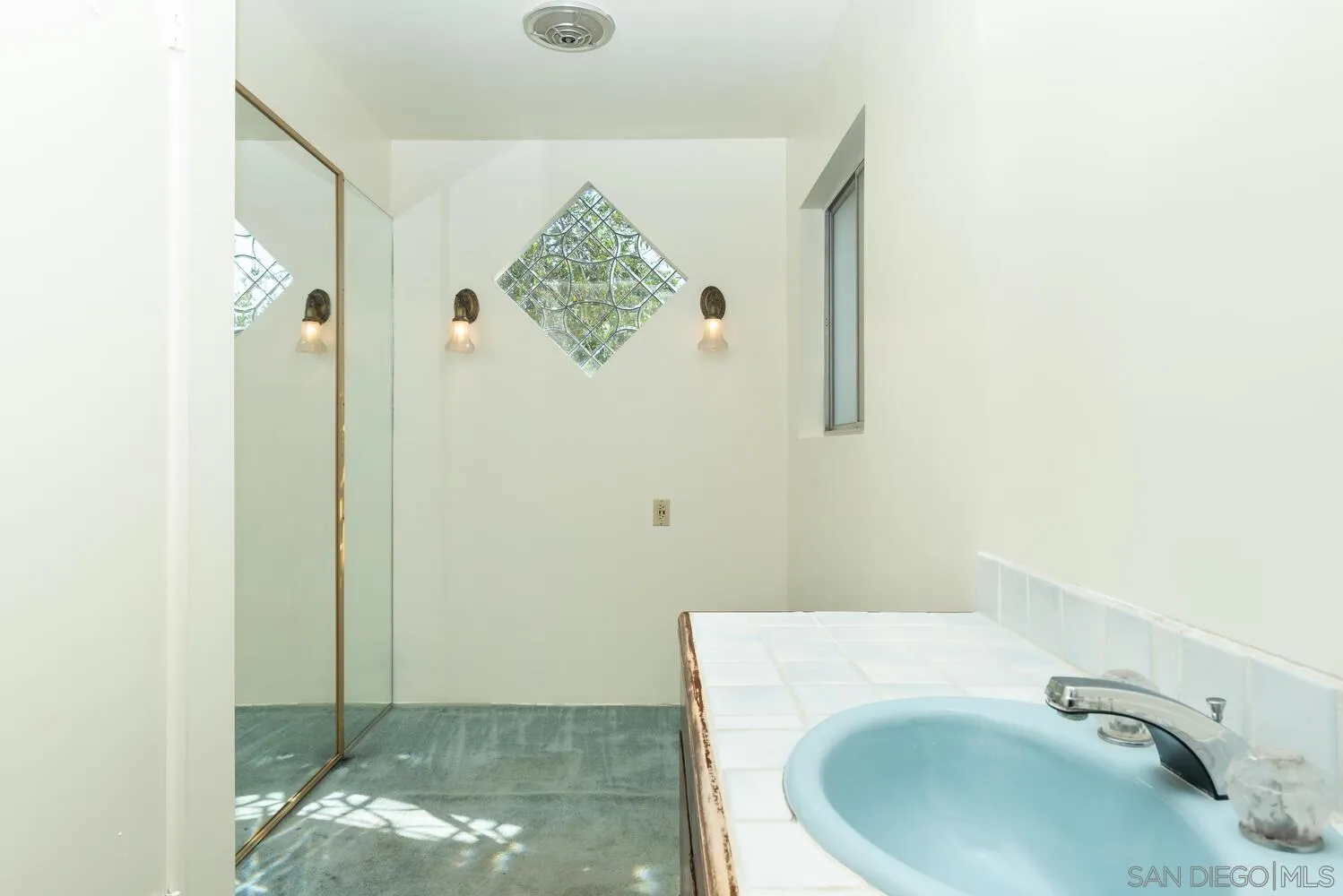 https://cdn.realtyfeed.com/cdn/127/250039932/1e9a33f01803ca2a6535bd3d28dbe4e7.webp