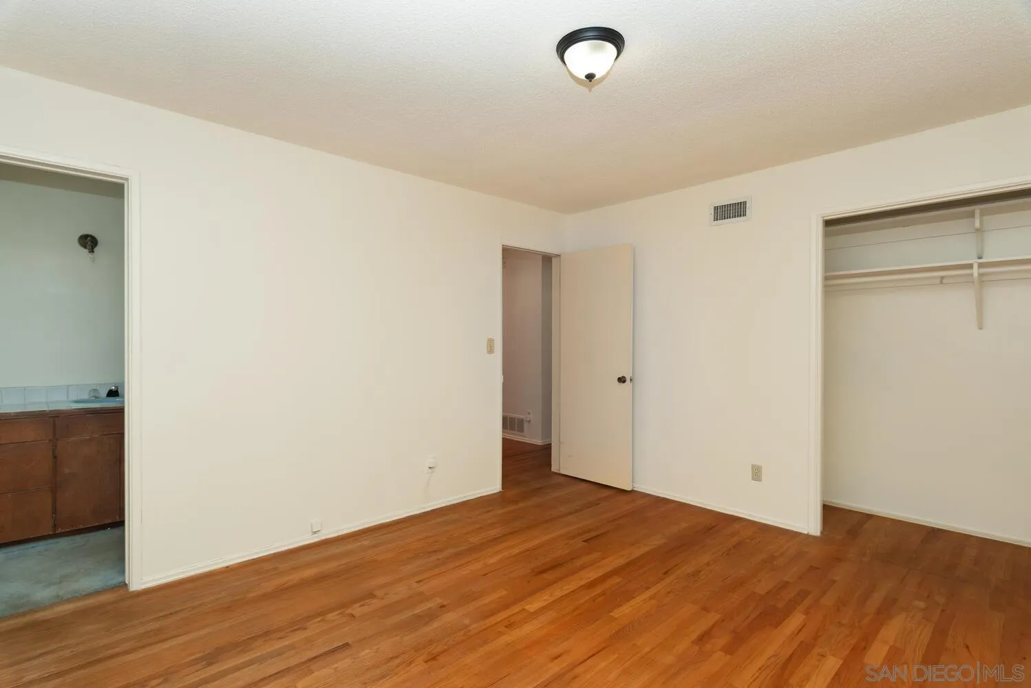 https://cdn.realtyfeed.com/cdn/127/250039932/9279d6045e622e84900f9ec94dbe0b34.webp