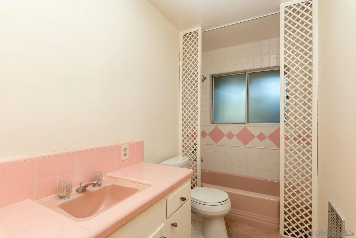 https://cdn.realtyfeed.com/cdn/127/250039932/da10b1232f4d714d00d05244f60edf98.webp