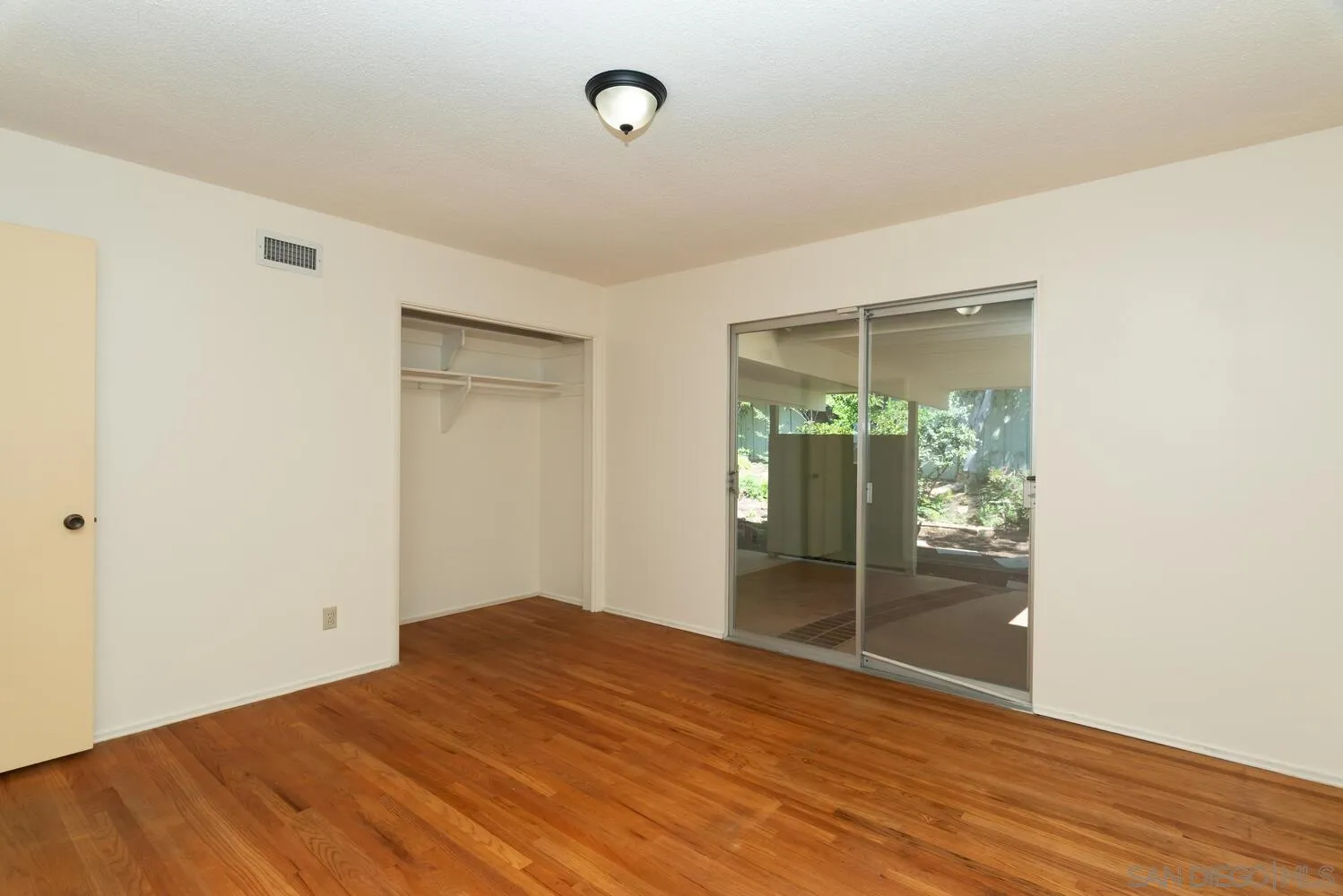 https://cdn.realtyfeed.com/cdn/127/250039932/e5e33d0dcb38326218e1b4f87b41257e.webp