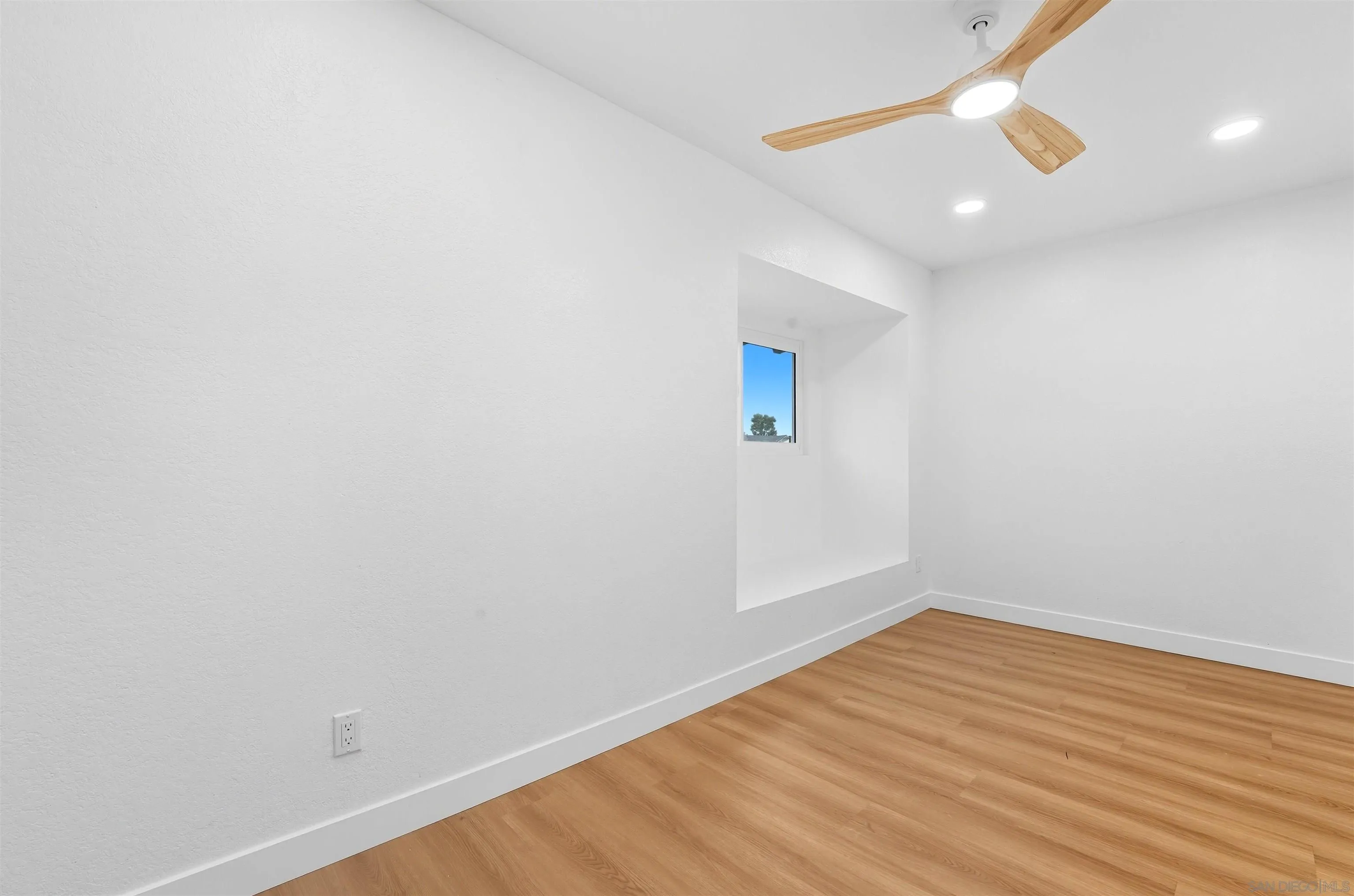 https://cdn.realtyfeed.com/cdn/127/250039939/00cdeeb48d7fa569b8f490009db13c49.webp
