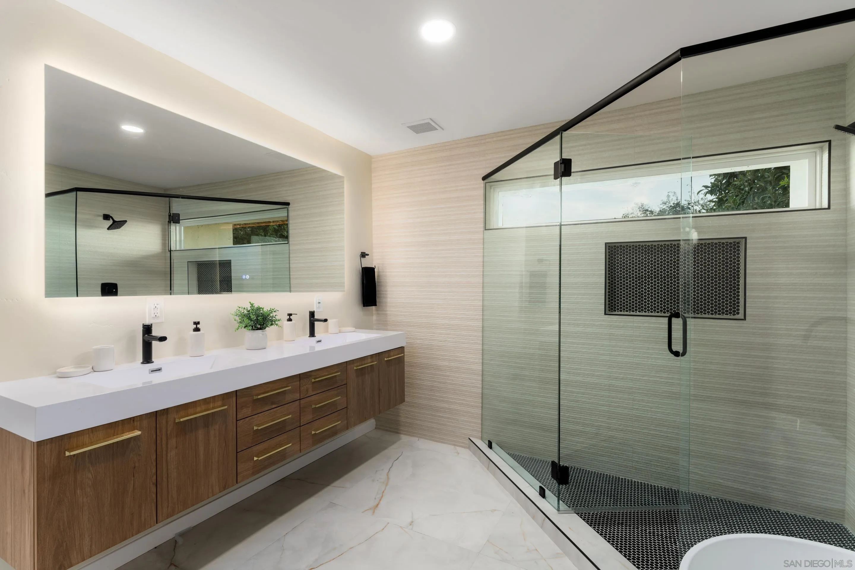 https://cdn.realtyfeed.com/cdn/127/250039945/c7ac7502096742a72c8bbba4f5466b8e.webp