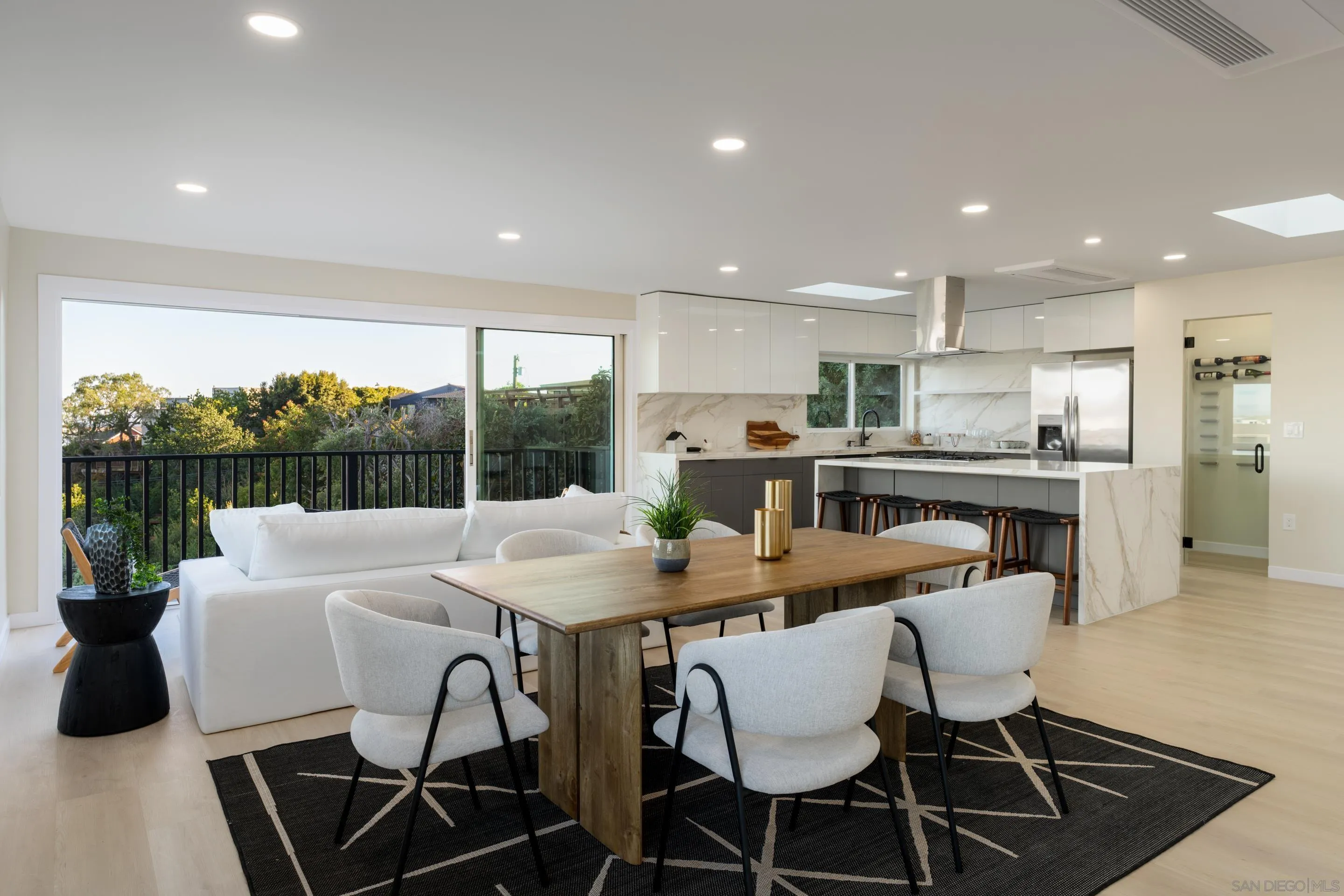 https://cdn.realtyfeed.com/cdn/127/250039945/f357250b71f56a198b165cc331314fef.webp