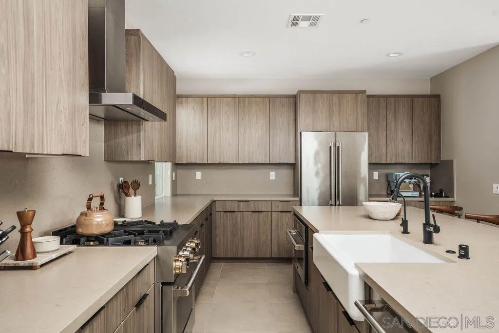 Photo #2: 250039982 Listing 