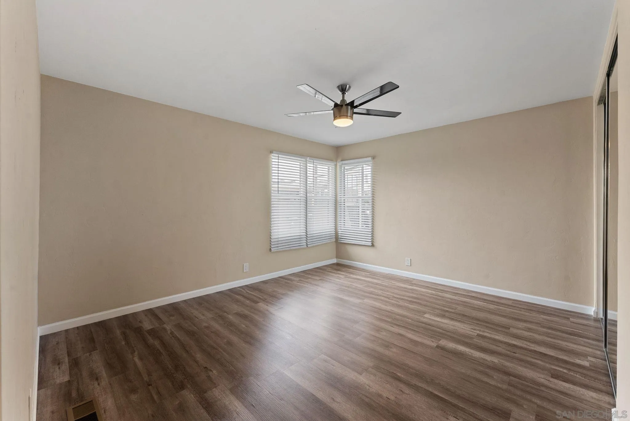 https://cdn.realtyfeed.com/cdn/127/250039999/9da8df05b8745364fb33b902db1ab1f4.webp