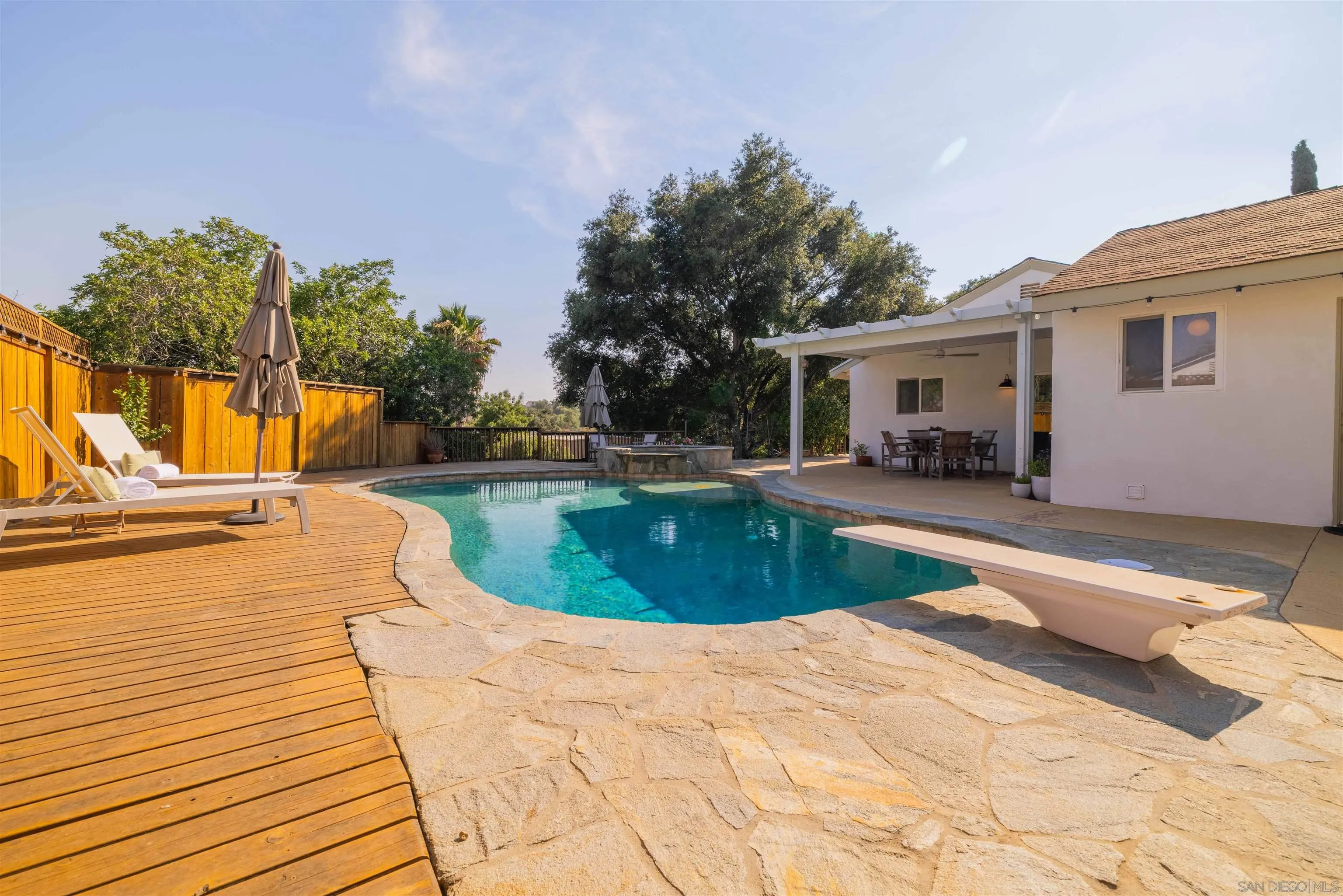 https://cdn.realtyfeed.com/cdn/127/250040001/1b17eac8baacbe49a7c694eda319a60d.webp