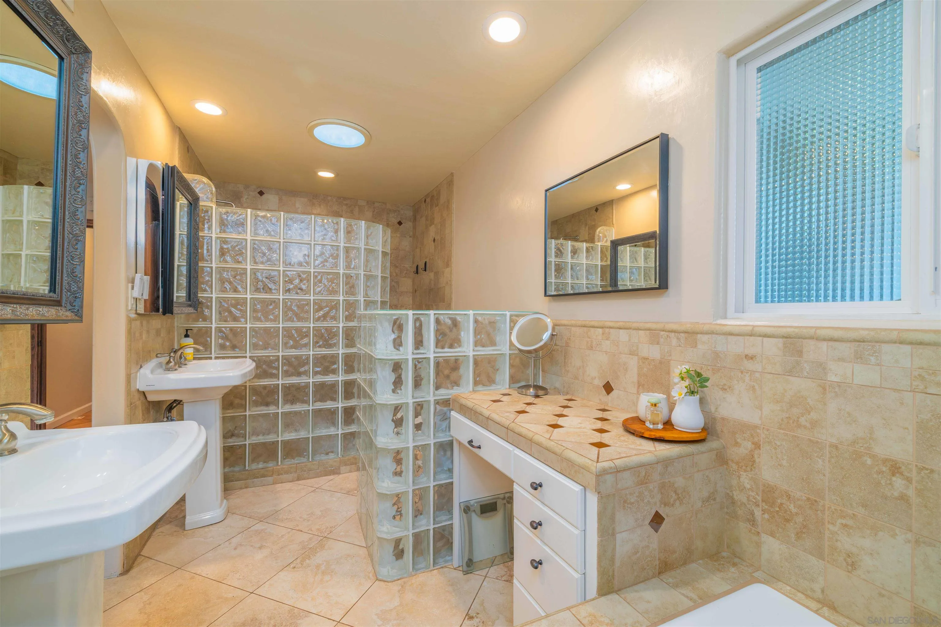 https://cdn.realtyfeed.com/cdn/127/250040001/b2ba2770d7b342e83af7bdb648b2cea7.webp