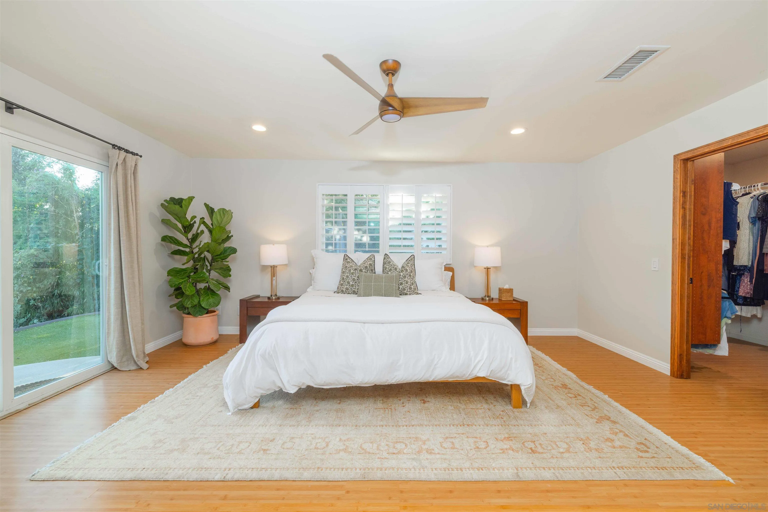 https://cdn.realtyfeed.com/cdn/127/250040001/e61321867e6d75bdec821c71fc0ae409.webp