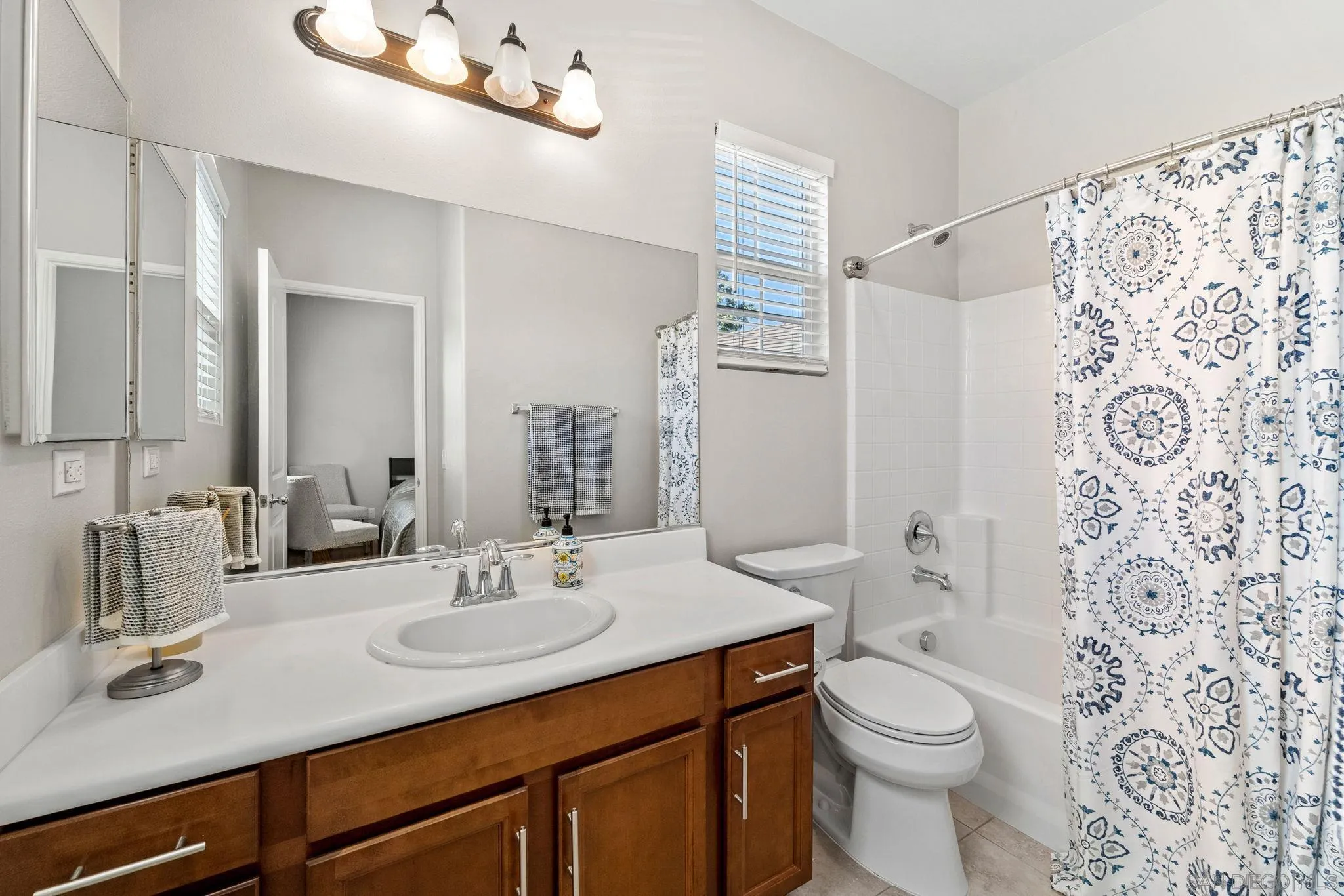 https://cdn.realtyfeed.com/cdn/127/250040024/ac9584a116c99e74eac7dbda630135d7.webp