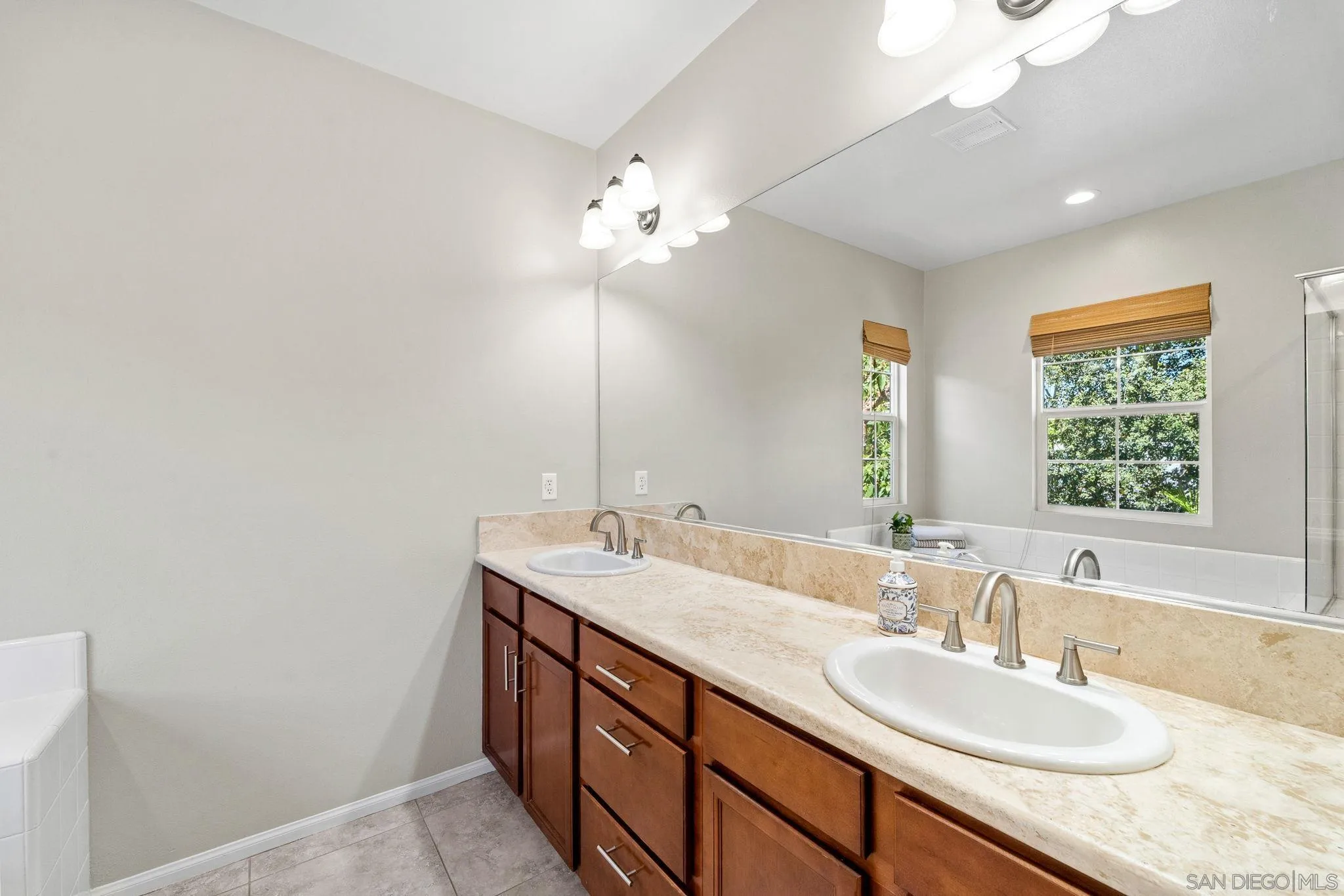 https://cdn.realtyfeed.com/cdn/127/250040024/c9b9aec44f54b3bee0dc141e9b059ec6.webp