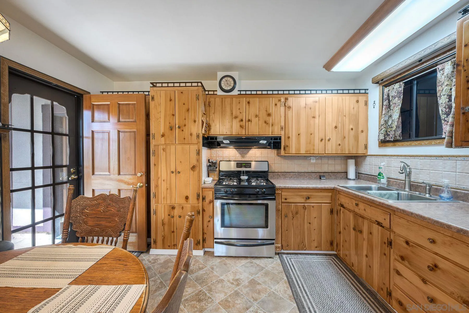https://cdn.realtyfeed.com/cdn/127/250040028/5484493e0cbd32a4207e6c40dd7a8df0.webp