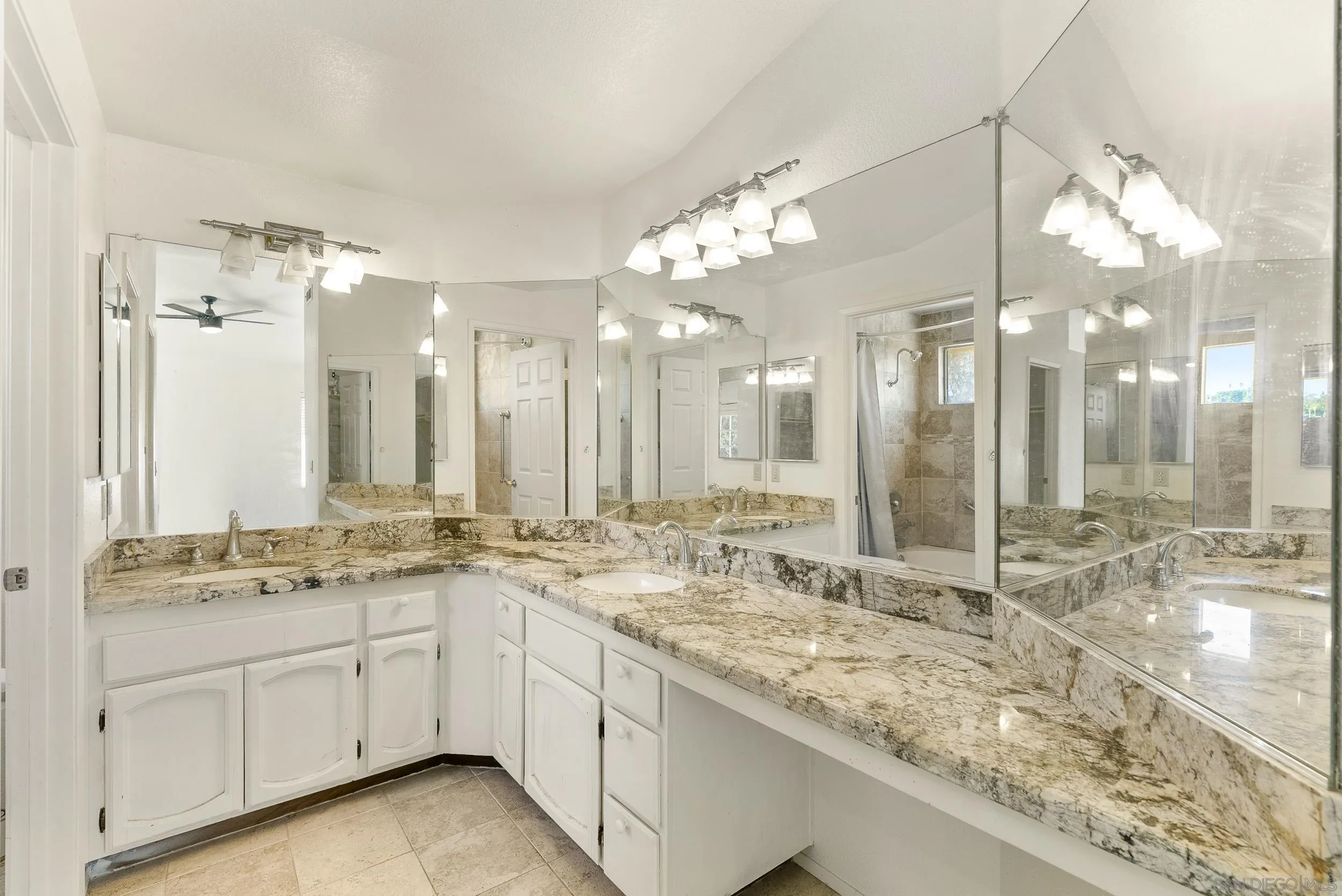 https://cdn.realtyfeed.com/cdn/127/250040041/dba7dd0e35d6c6f18a96293c6de3ad06.webp