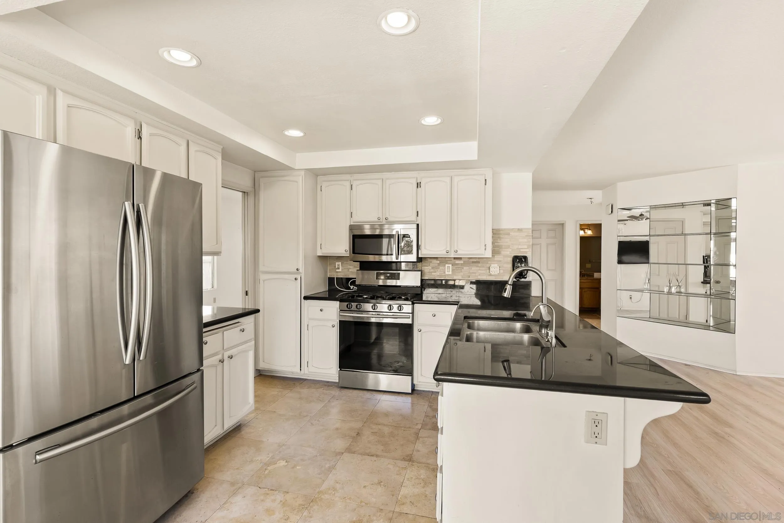 https://cdn.realtyfeed.com/cdn/127/250040041/eedd66adb3ebc554c49a79bf2ab5395f.webp