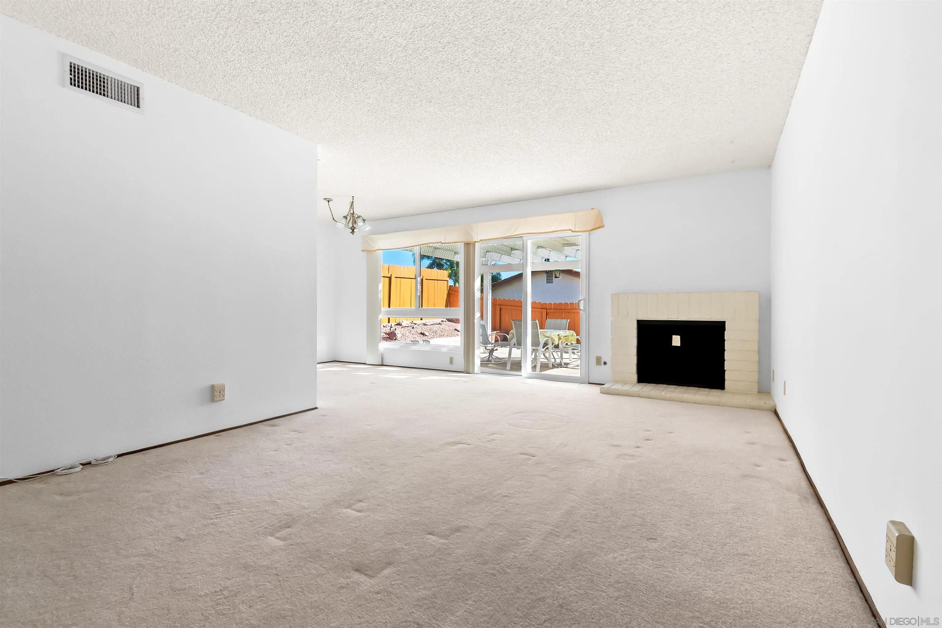 https://cdn.realtyfeed.com/cdn/127/250040049/7a6527a00aff0f15bfd66c946b39e082.webp