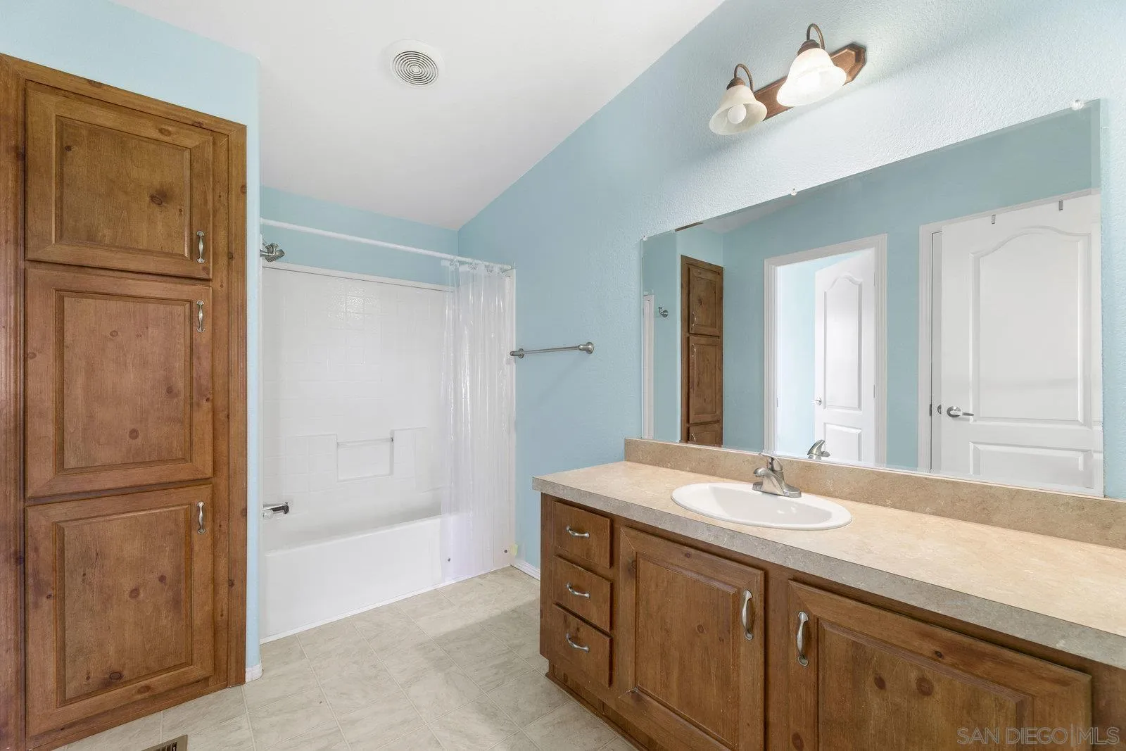 https://cdn.realtyfeed.com/cdn/127/250040060/612d61f4ea31440b9e4e0dc00c551f9d.webp