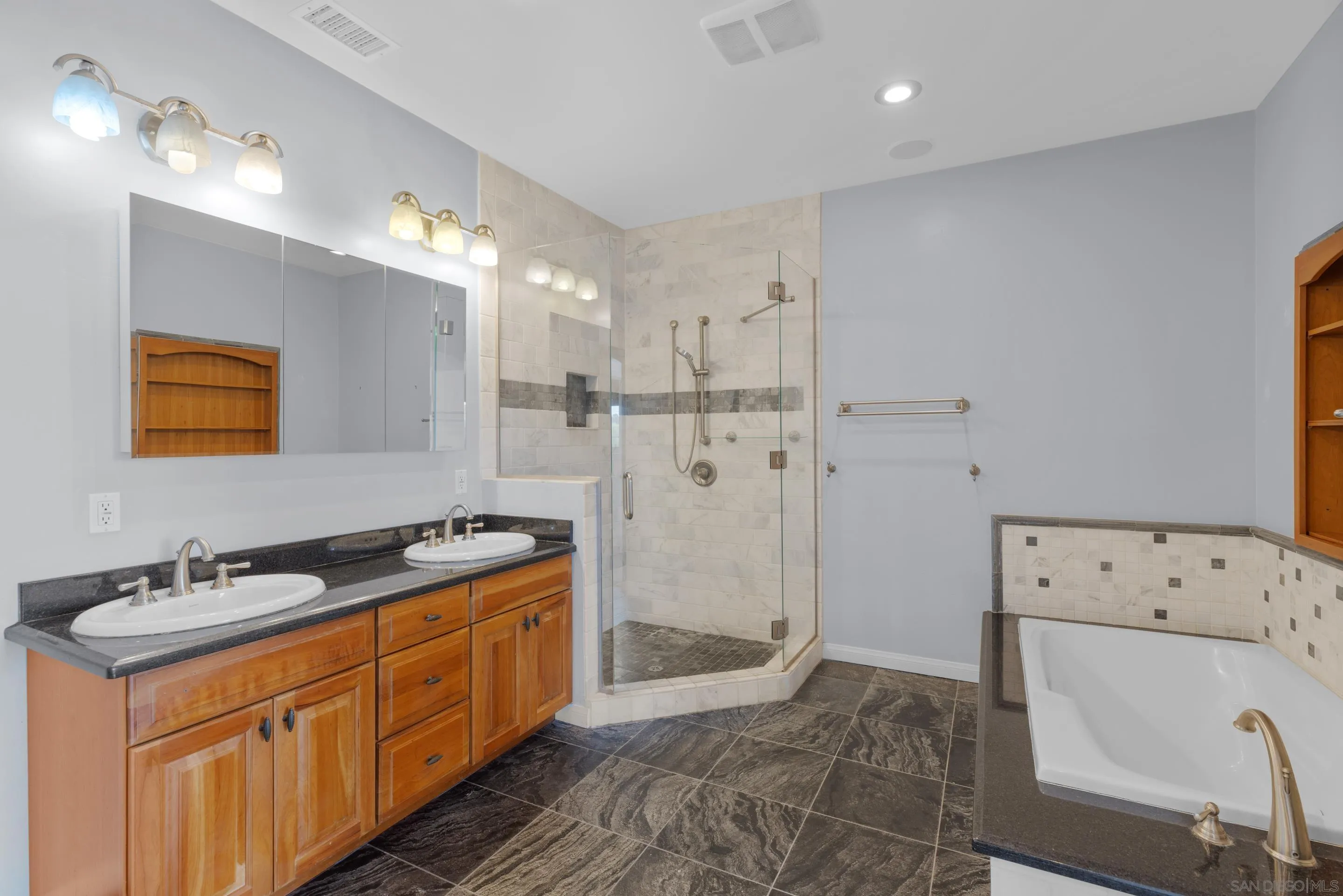 https://cdn.realtyfeed.com/cdn/127/250040069/a1e54c25d02cb0cd95a0cfbc8150c7a3.webp