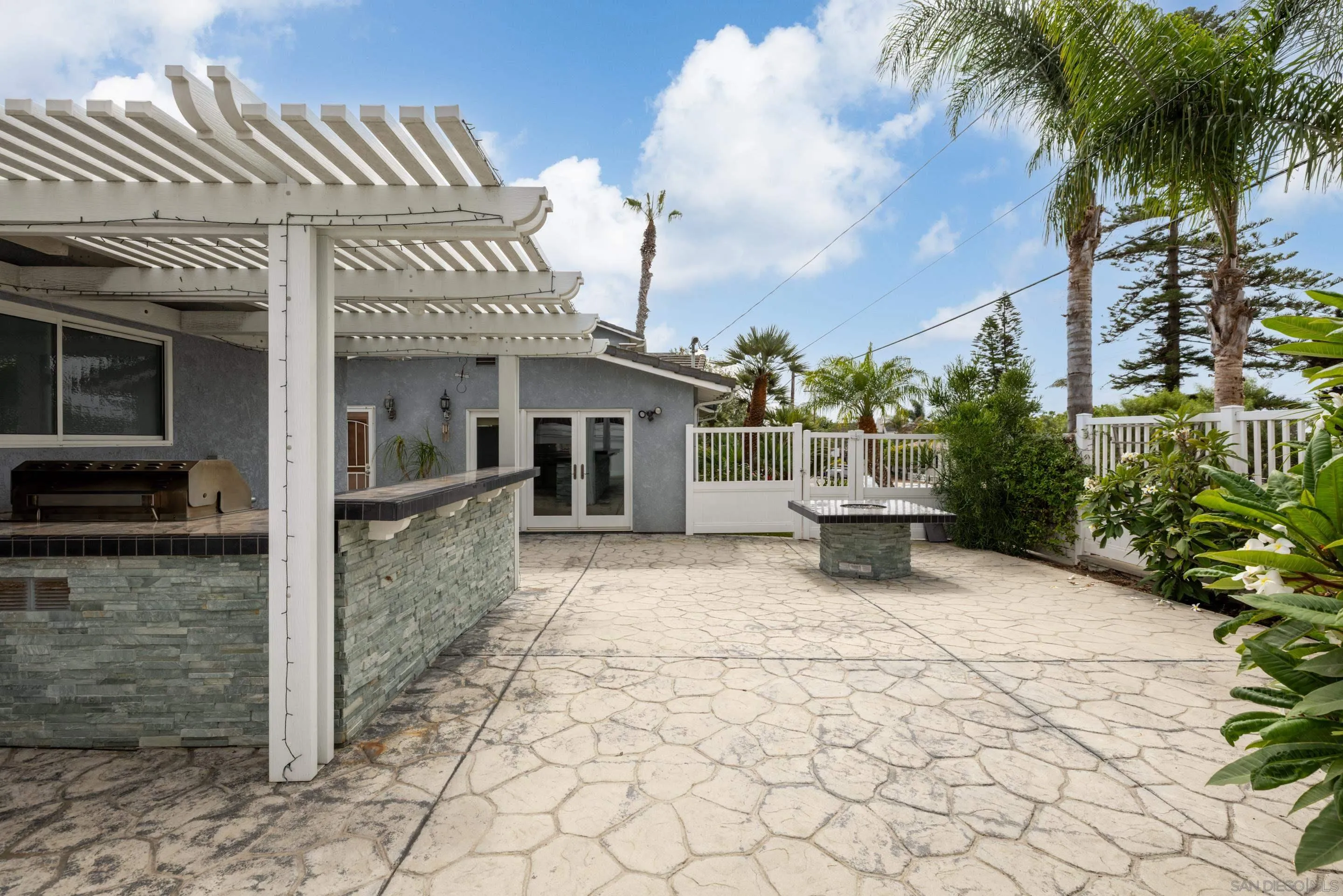 https://cdn.realtyfeed.com/cdn/127/250040069/e8dbfaf8cdec45e79cfd62c937ec3651.webp