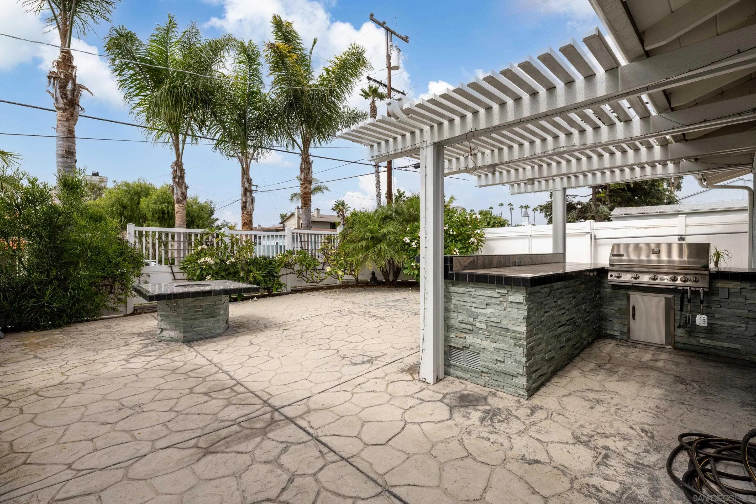 https://cdn.realtyfeed.com/cdn/127/250040069/edd2be2fe415b20da85fdfe386c47b05.webp