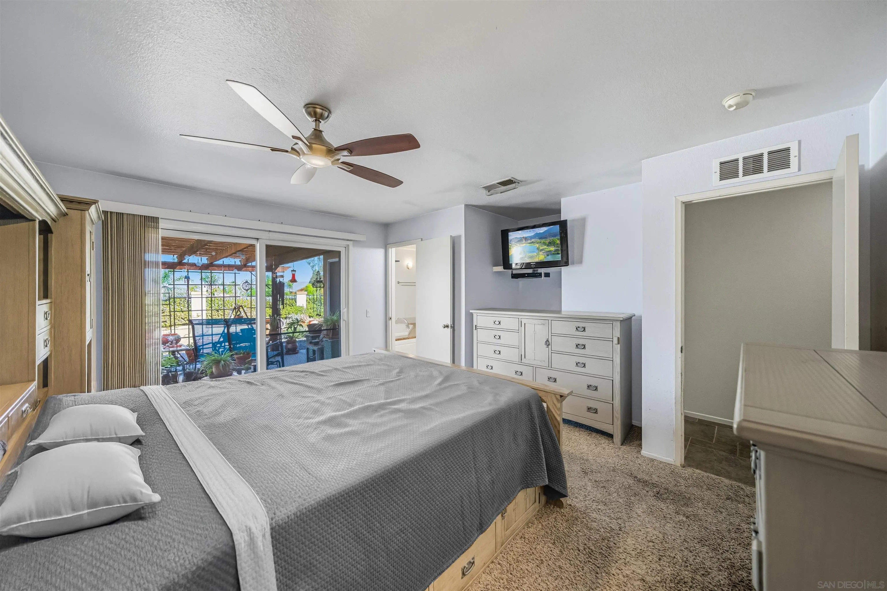 https://cdn.realtyfeed.com/cdn/127/250040079/0b0b646b192a504edfb2fe2d15359e81.webp