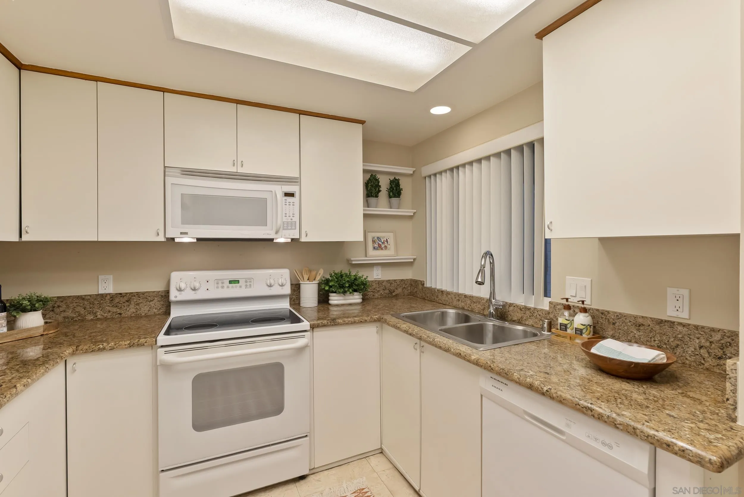 https://cdn.realtyfeed.com/cdn/127/250040090/ce21d956bf879c39d1941718c3c4b0c2.webp