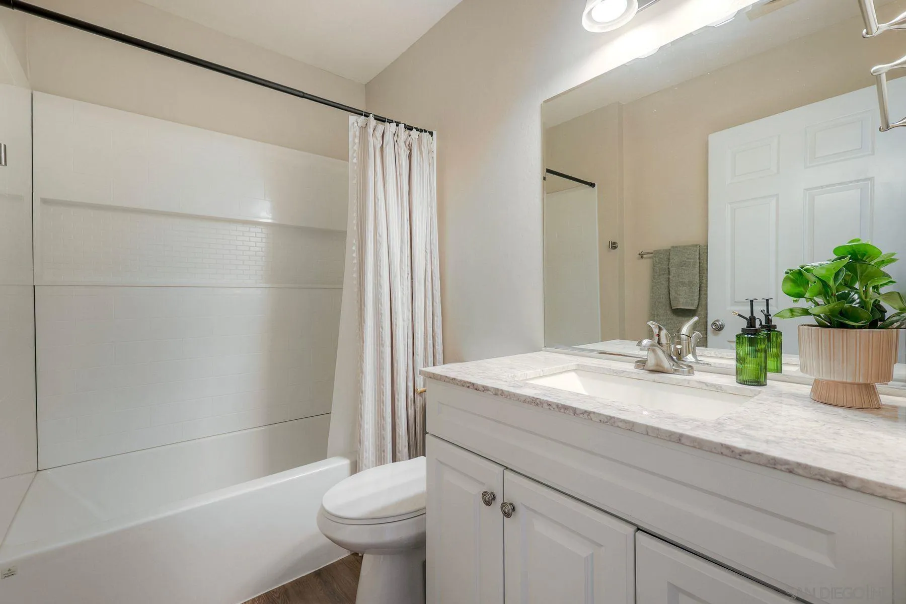https://cdn.realtyfeed.com/cdn/127/250040096/dc7f602b42ede1f329f914d552766c0b.webp