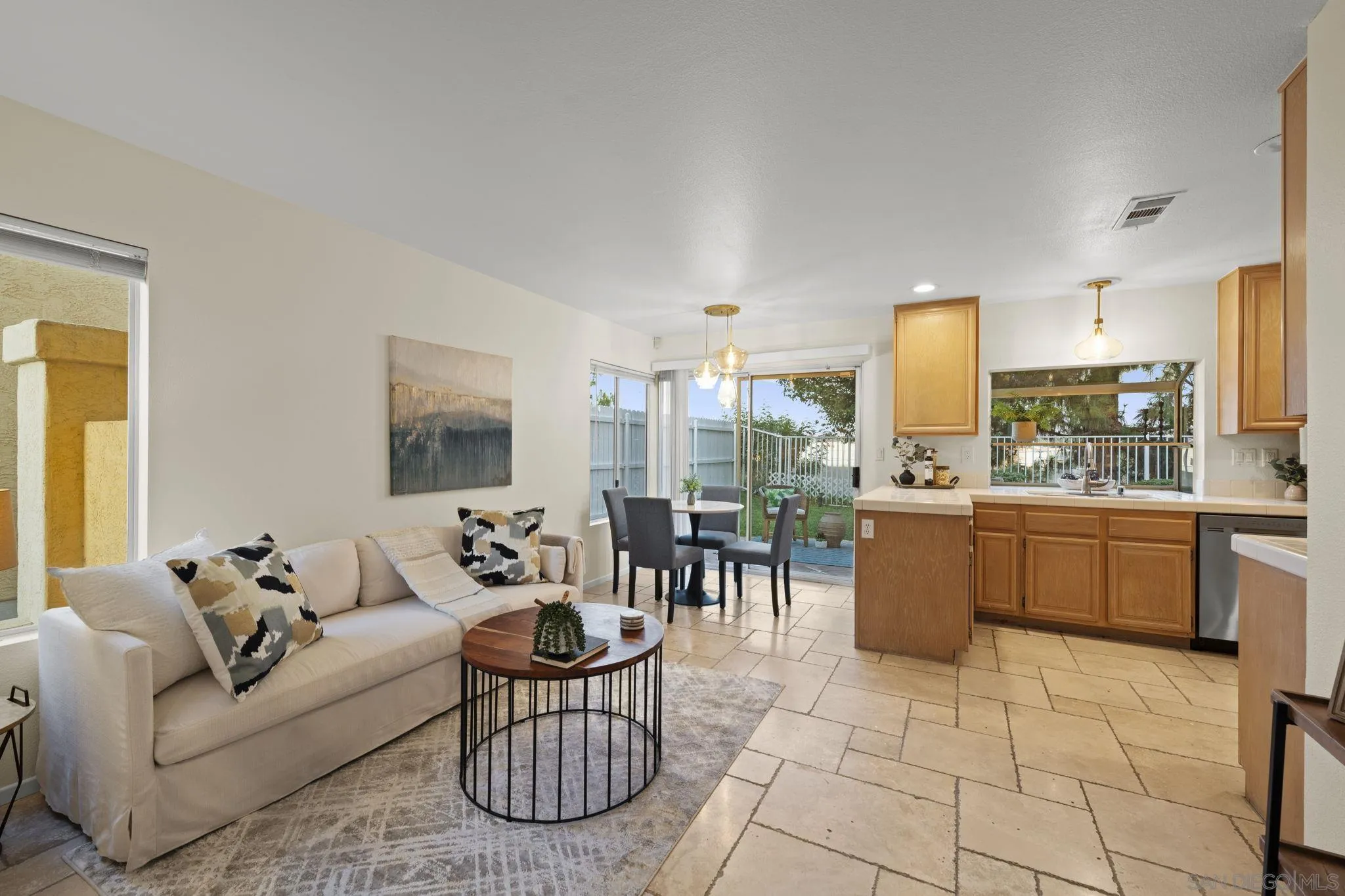 https://cdn.realtyfeed.com/cdn/127/250040106/29f788b0a3c054b856868138f615bd08.webp