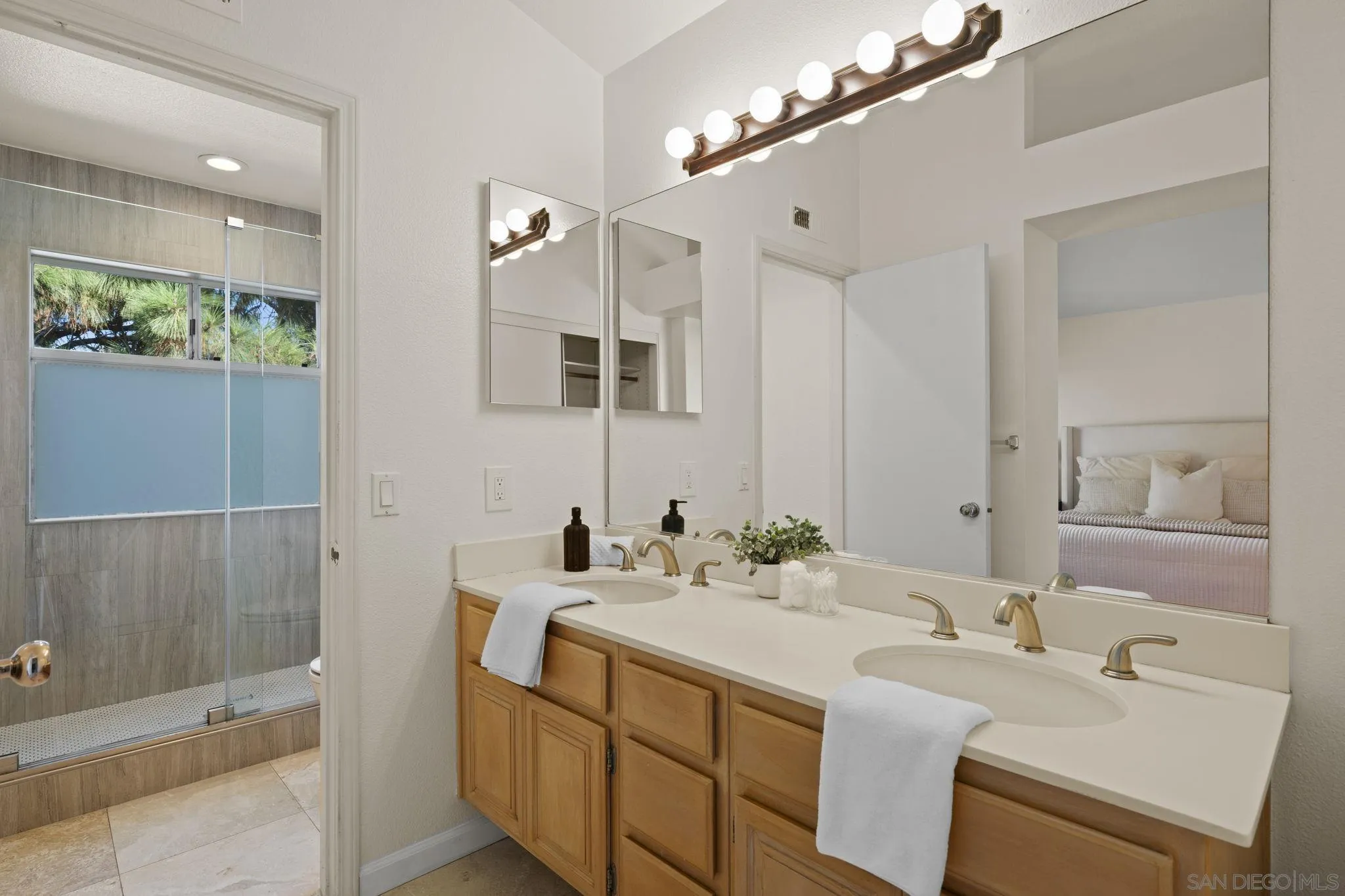 https://cdn.realtyfeed.com/cdn/127/250040106/a63d0cacb5098f51dca2a1229a9f44b2.webp