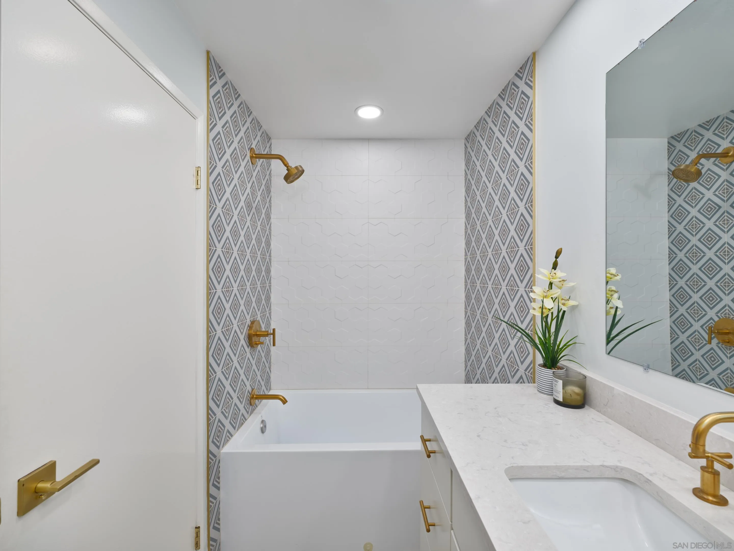 https://cdn.realtyfeed.com/cdn/127/250040113/50fb9db28f3048afe0ff7c155915e293.webp