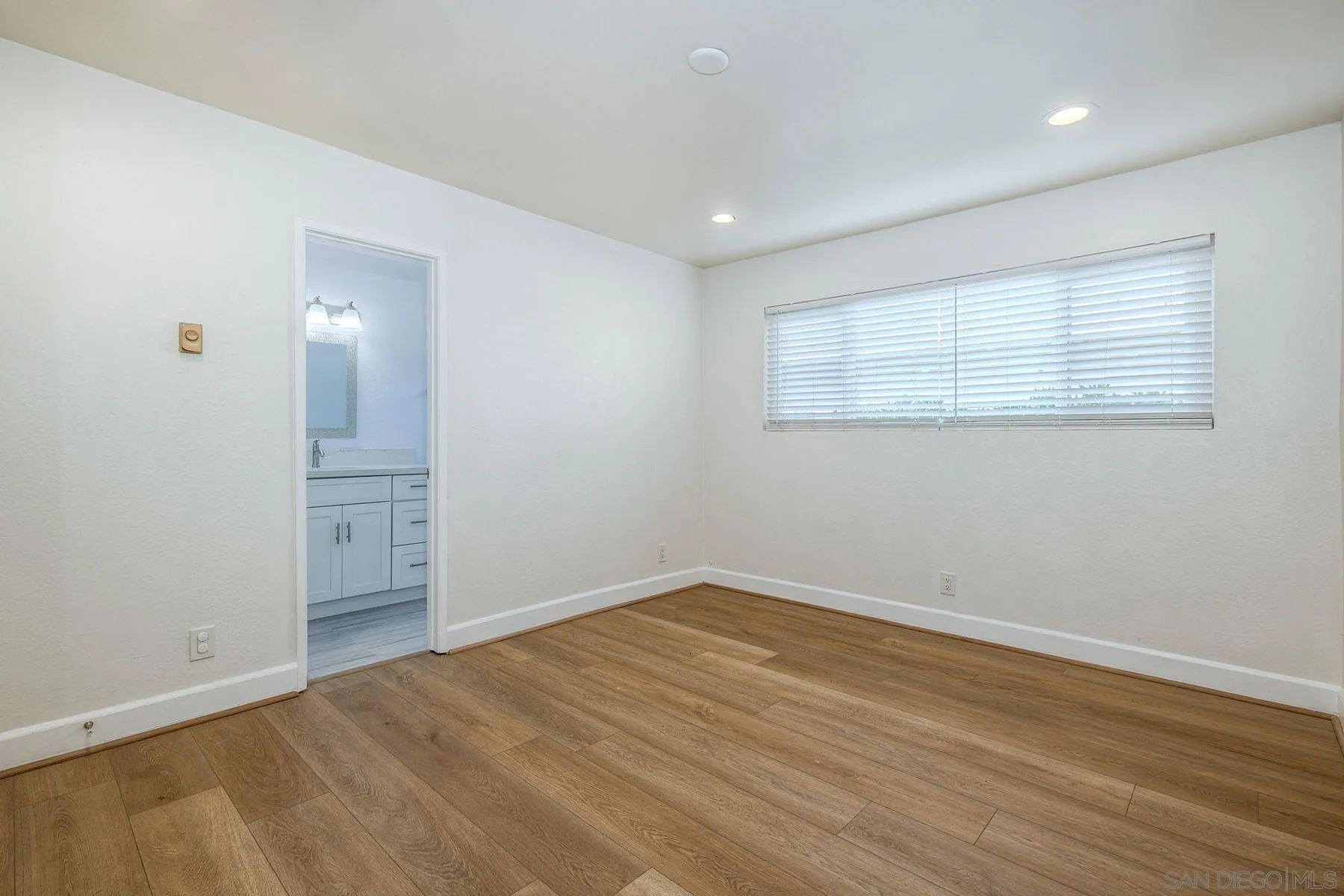 https://cdn.realtyfeed.com/cdn/127/250040120/2f6f839c6a0ebb31a6ff8d7d81b1be75.webp