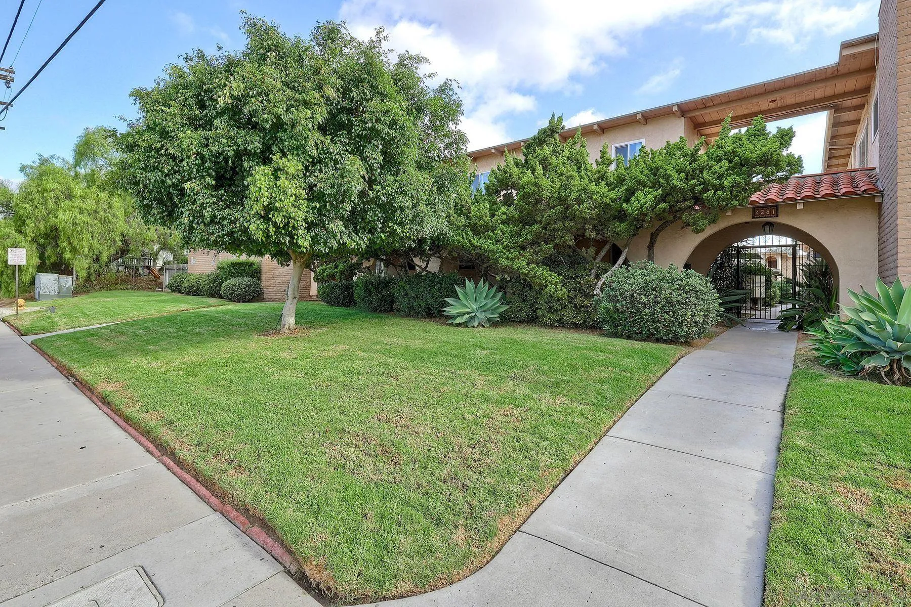 https://cdn.realtyfeed.com/cdn/127/250040120/a439f719533e9d32ea3b4493a69317ba.webp