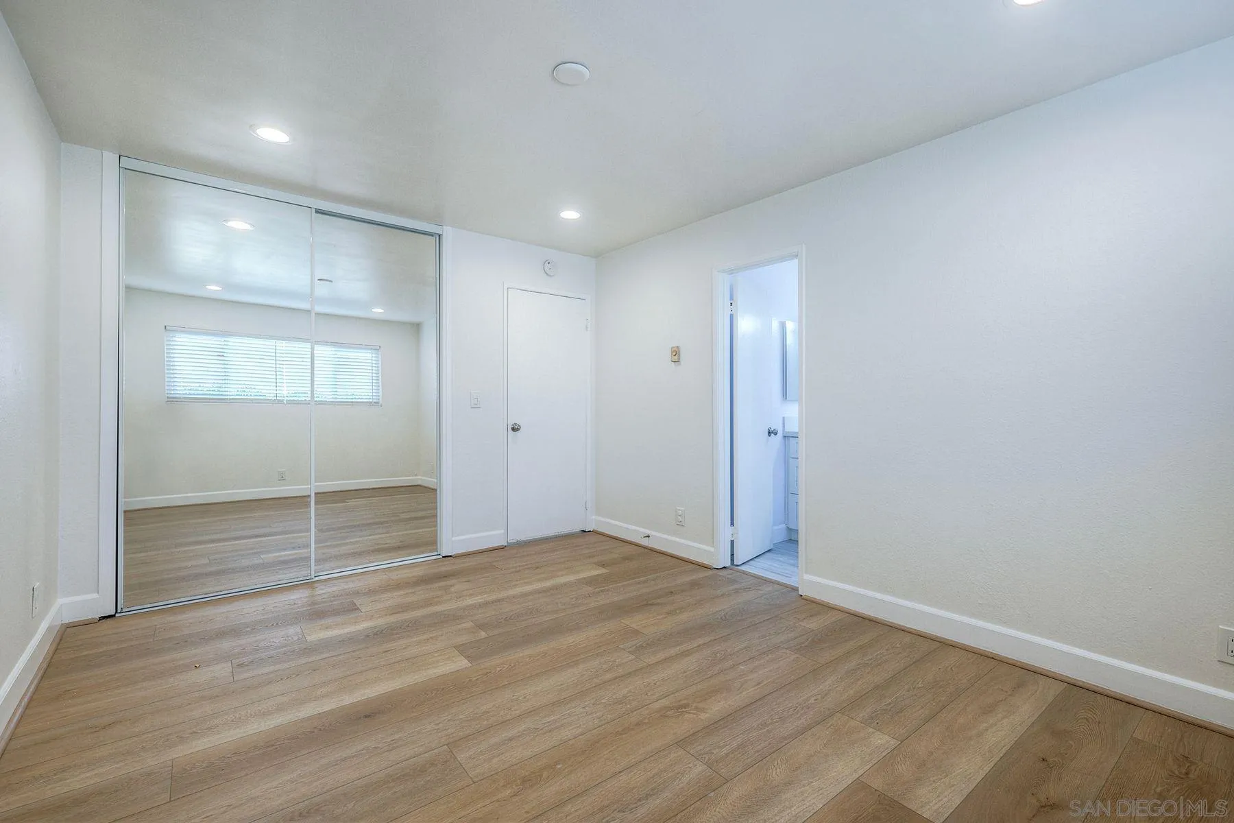 https://cdn.realtyfeed.com/cdn/127/250040120/de1ea8d79255cb3cfea6c295a03b4a29.webp