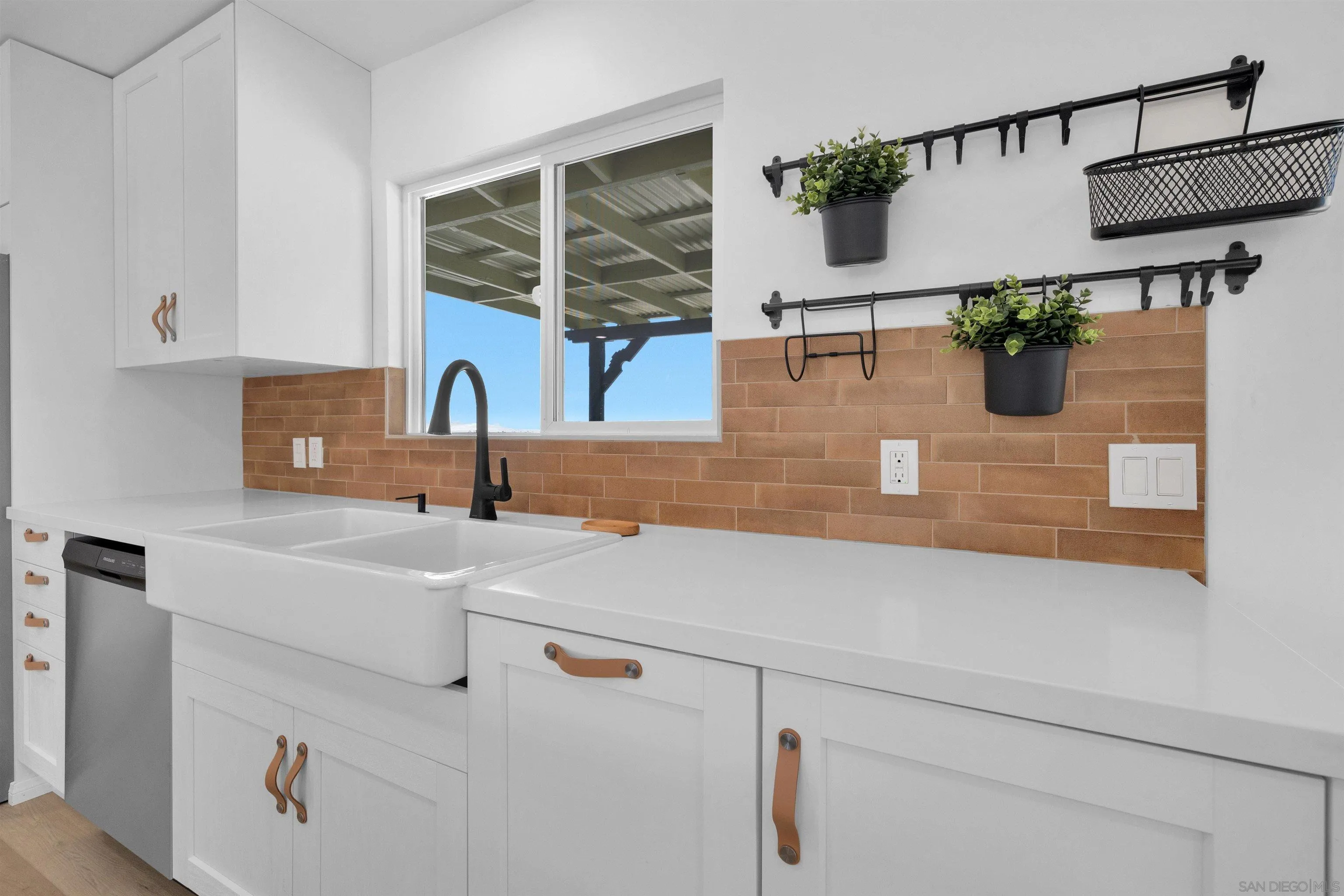 https://cdn.realtyfeed.com/cdn/127/250040123/564f0715a7911f1f6cec98cabfc10b3f.webp