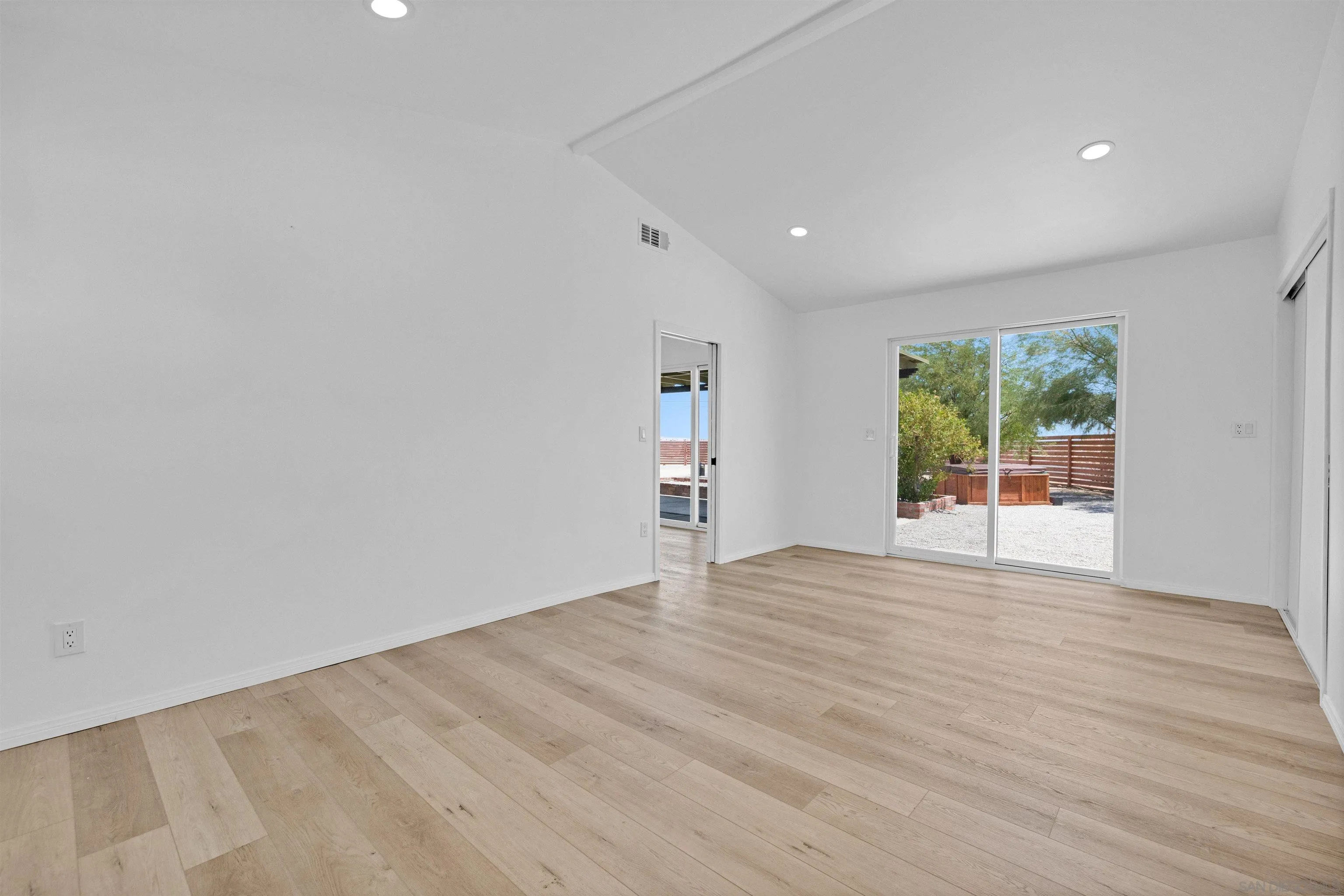 https://cdn.realtyfeed.com/cdn/127/250040123/8b12c2c99f4adf1a28f3b019209ad90d.webp