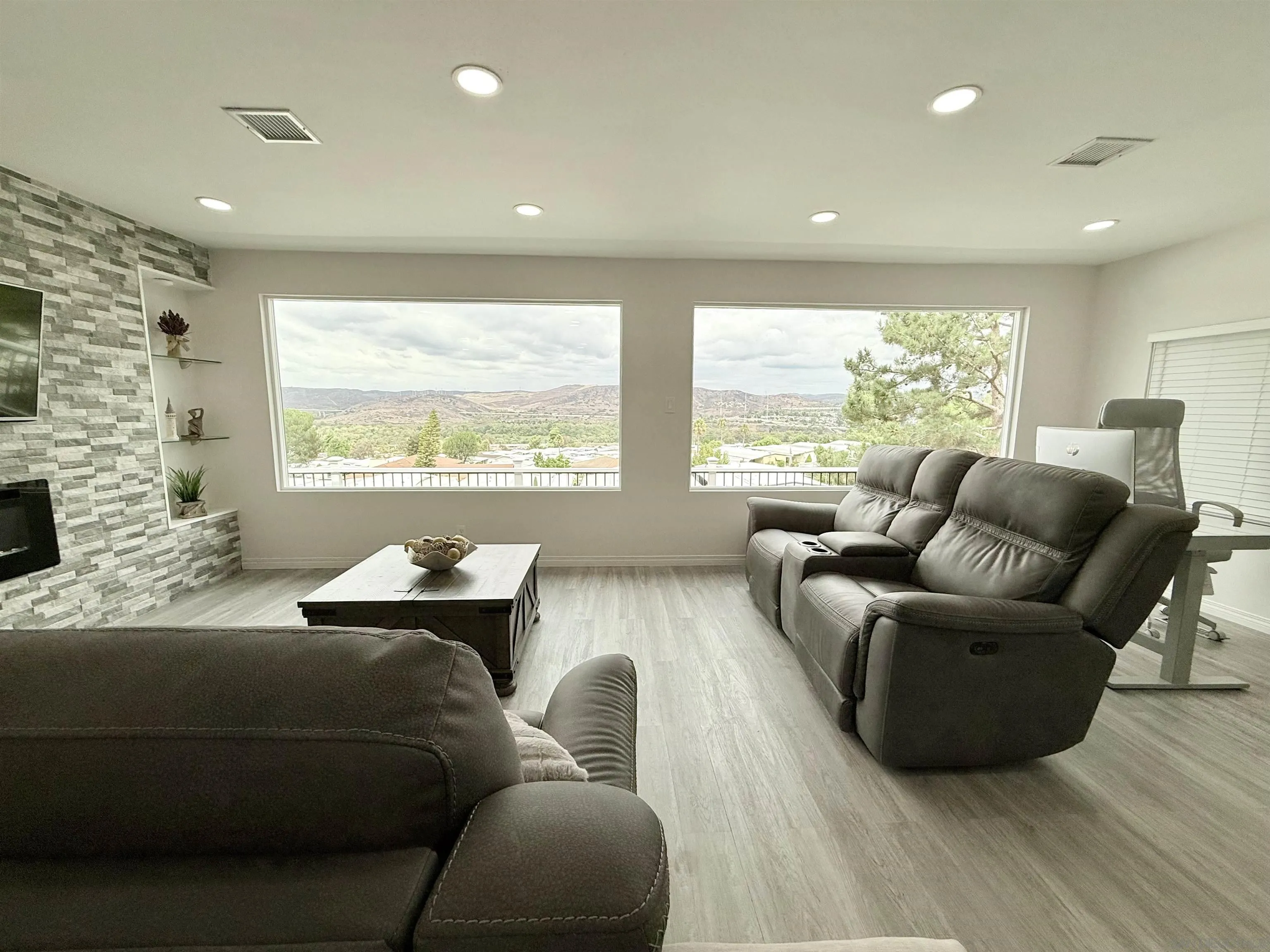 https://cdn.realtyfeed.com/cdn/127/250040141/30c5377f74fc008bb85073b919f6f2da.webp