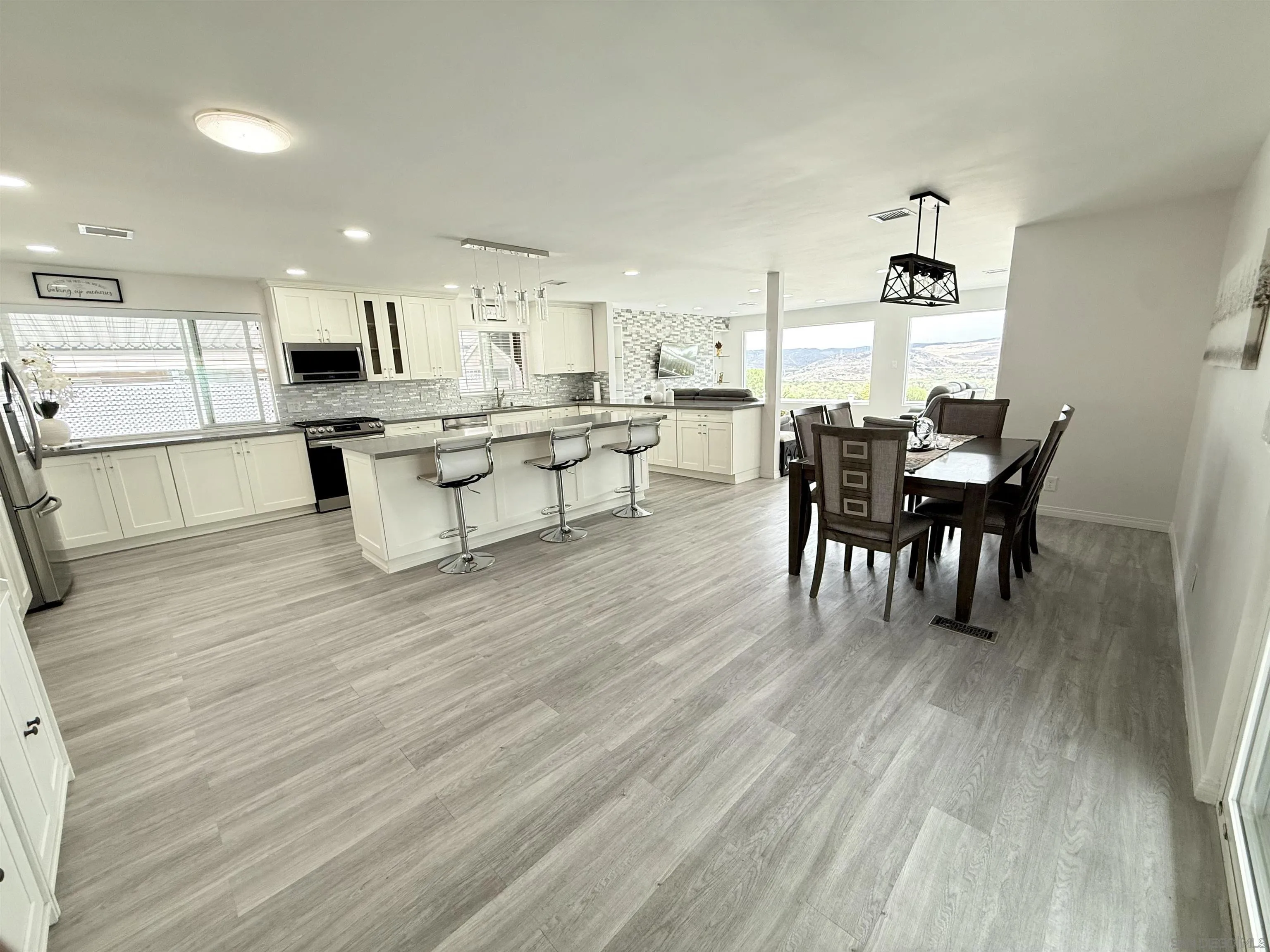 https://cdn.realtyfeed.com/cdn/127/250040141/9da23b0396984449f6f3d4886c0e5f5d.webp