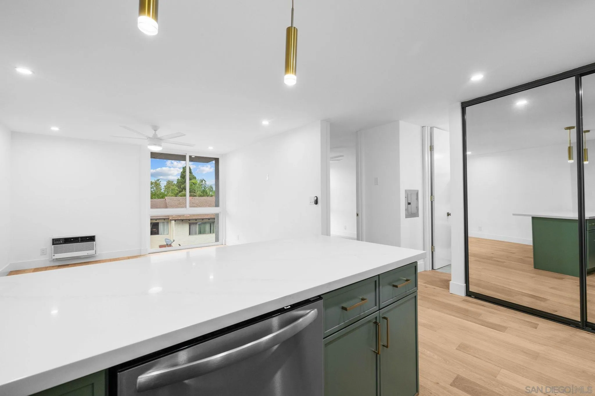 https://cdn.realtyfeed.com/cdn/127/250040163/26b8f134110c694969d9d1a70c129cfc.webp