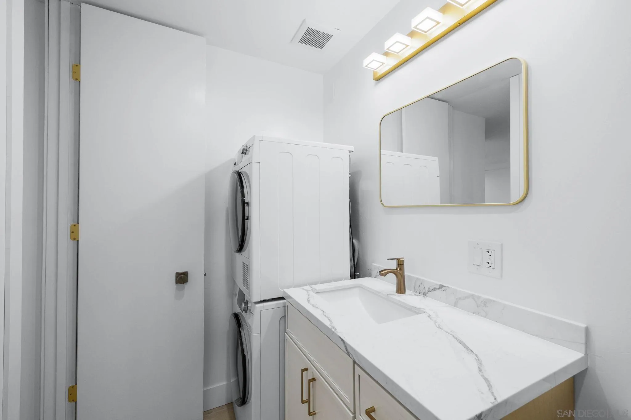 https://cdn.realtyfeed.com/cdn/127/250040163/fc3c56047d74df10123f5dc4ae327e1c.webp