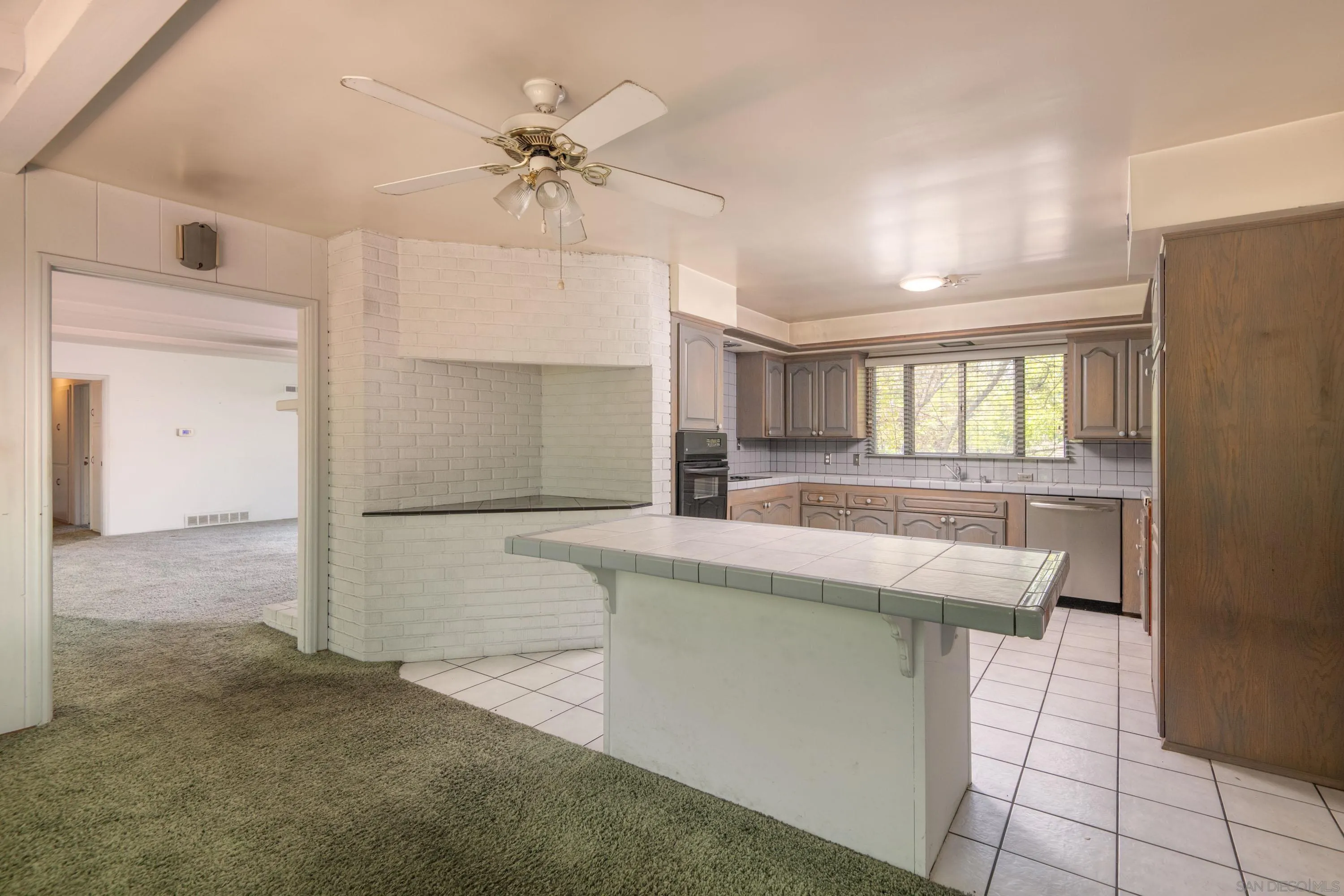 https://cdn.realtyfeed.com/cdn/127/250040198/7a9b2c8bc543eede8422a7660f852ce1.webp