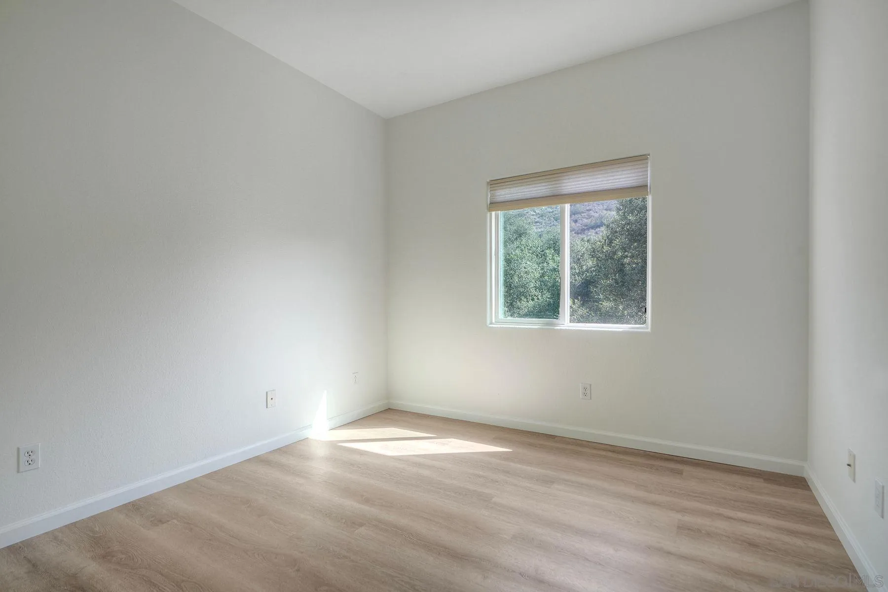 https://cdn.realtyfeed.com/cdn/127/250040208/1a26a25de8b964f45c7e0143a03722e7.webp