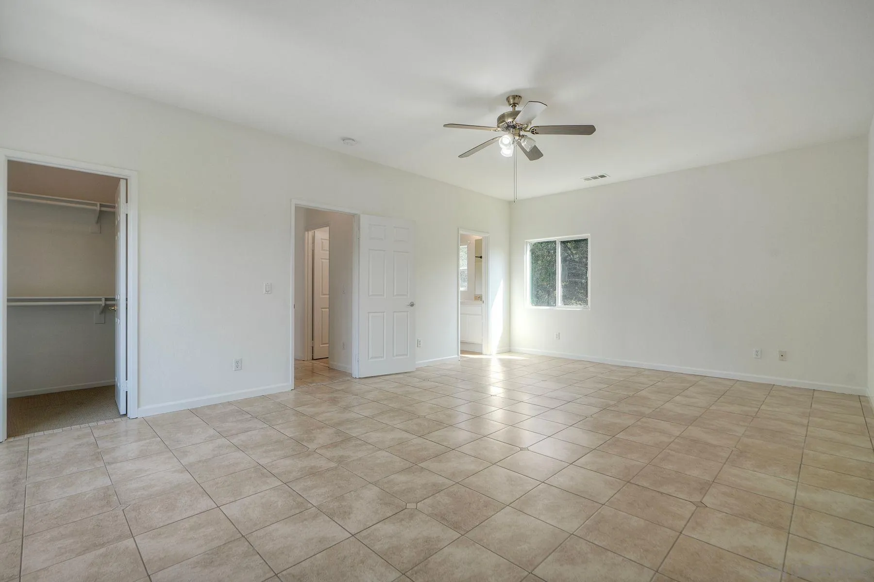 https://cdn.realtyfeed.com/cdn/127/250040208/1e7abfdfd1035401d0d773143532145a.webp