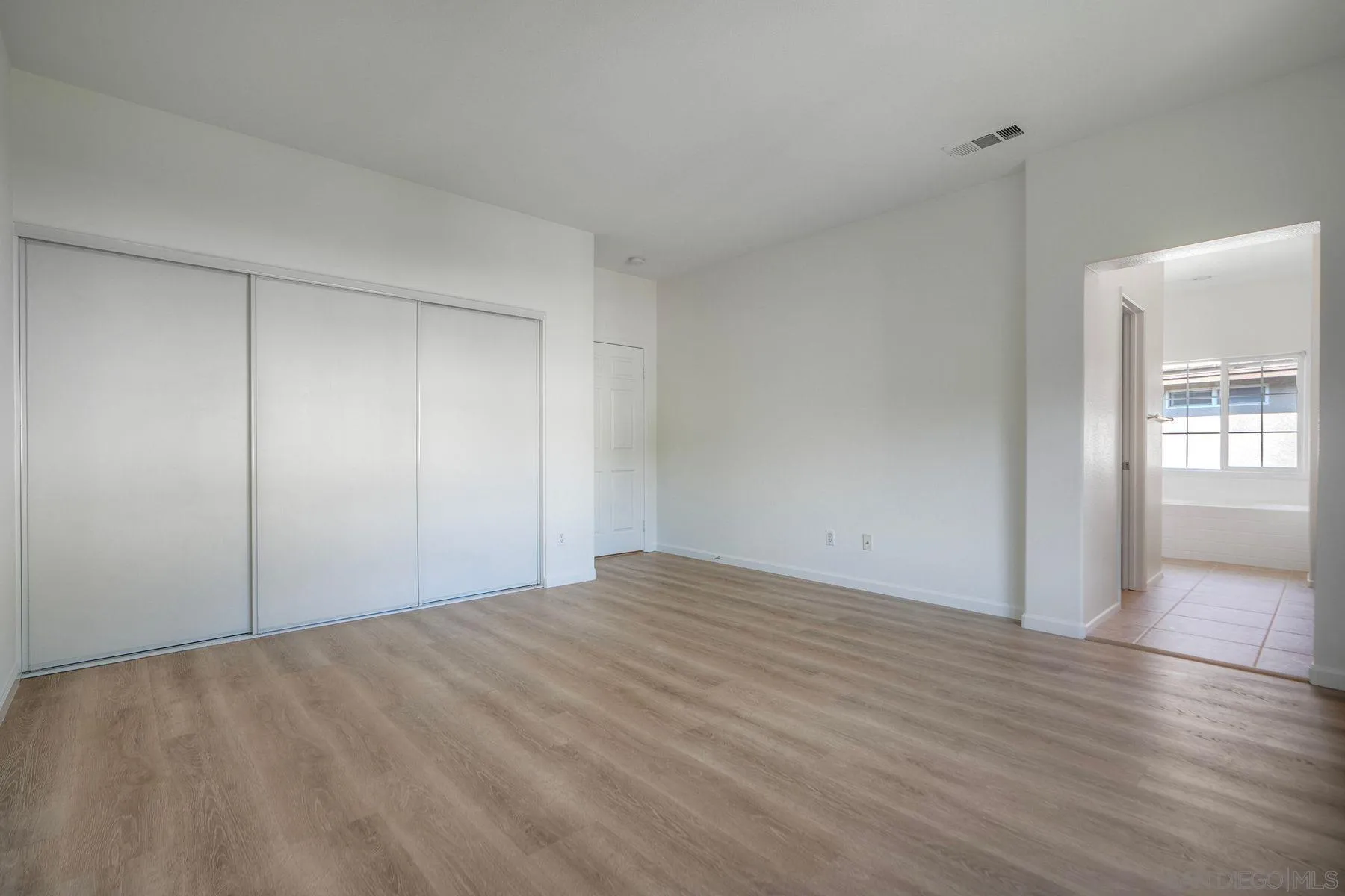 https://cdn.realtyfeed.com/cdn/127/250040208/f35a0b9e3a9d15e61df87f9262cd3997.webp
