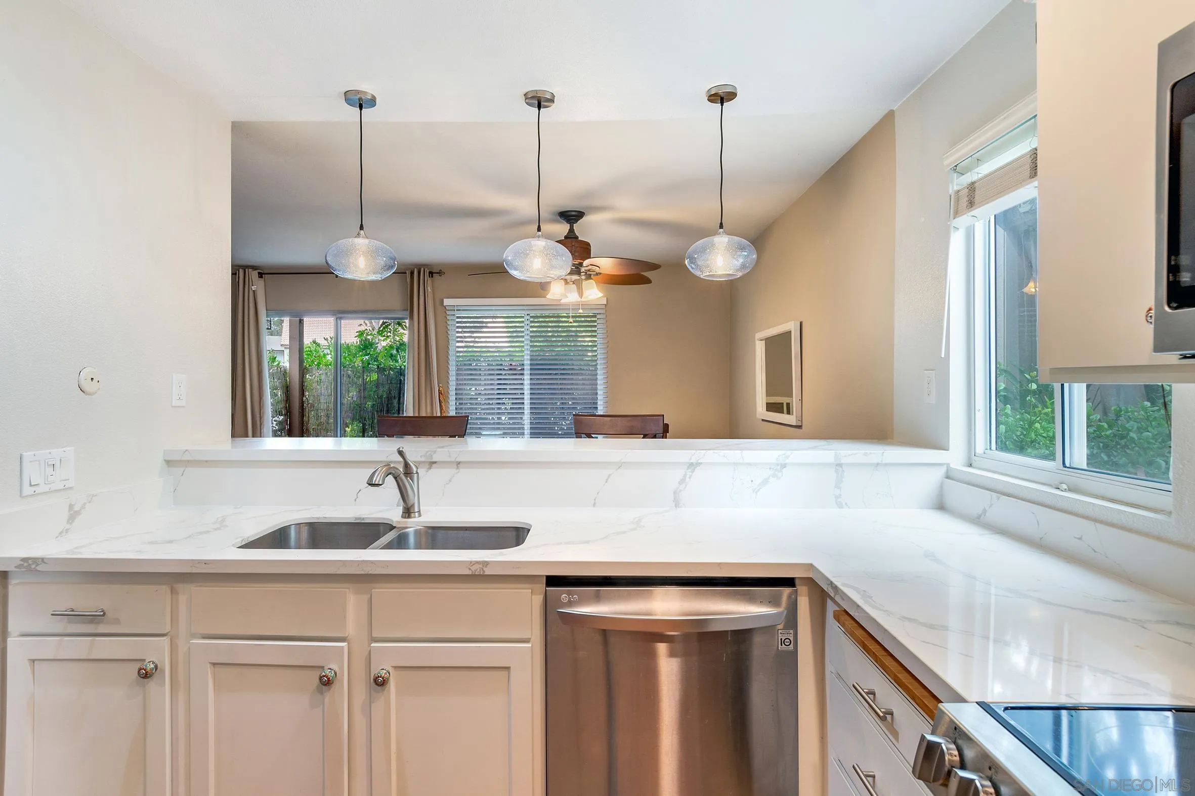 https://cdn.realtyfeed.com/cdn/127/250040222/cf10dd606b697c94a06bd720c0f9edd0.webp