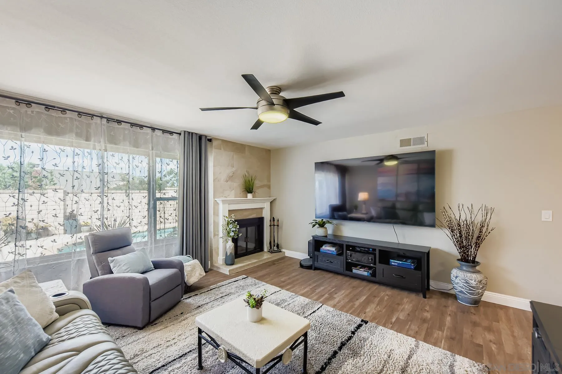 https://cdn.realtyfeed.com/cdn/127/250040232/097a350903e78a55dca5ab27e898ddf1.webp