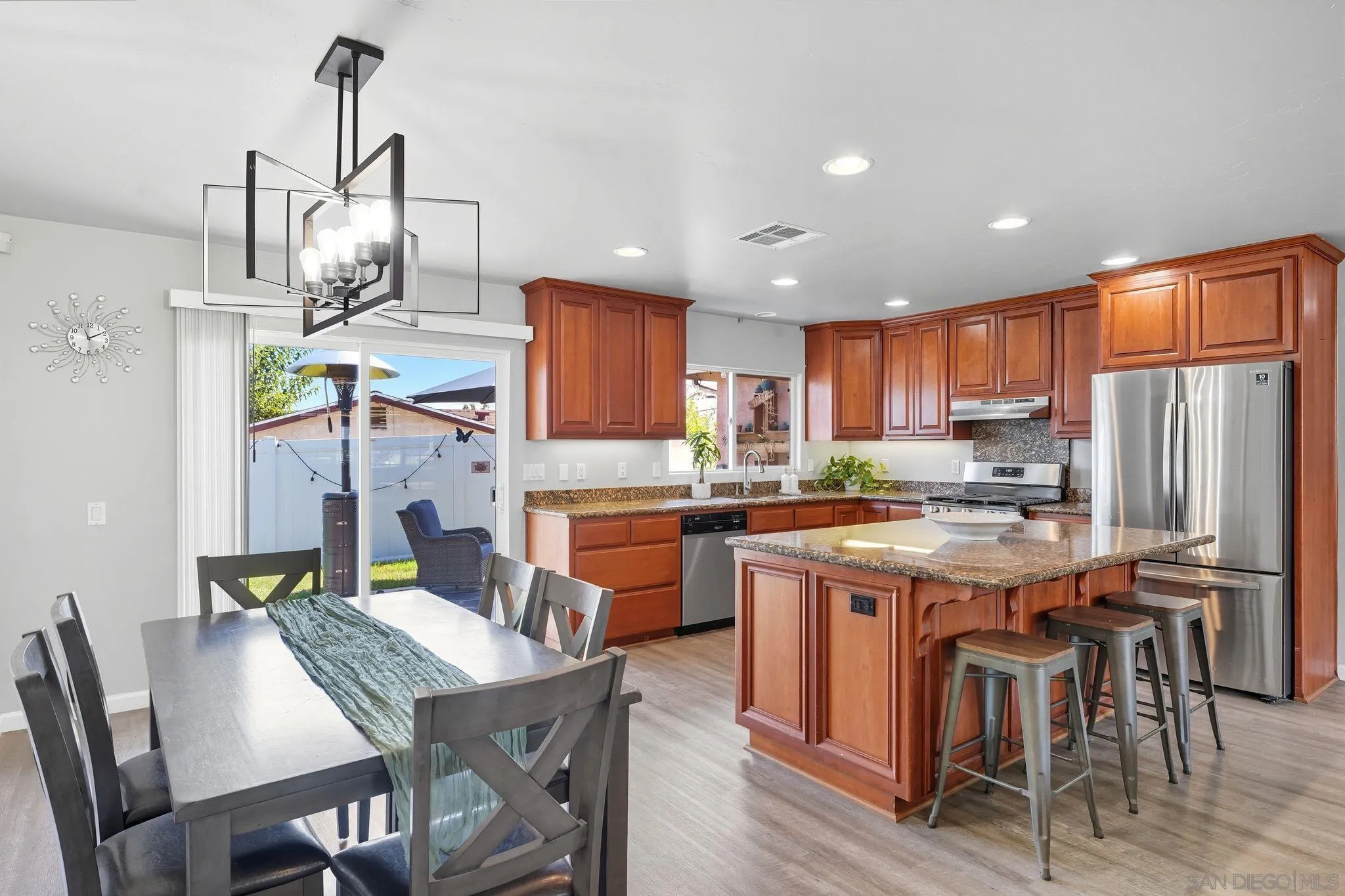 https://cdn.realtyfeed.com/cdn/127/250040246/592d08b618bf81955055b885023f3009.webp