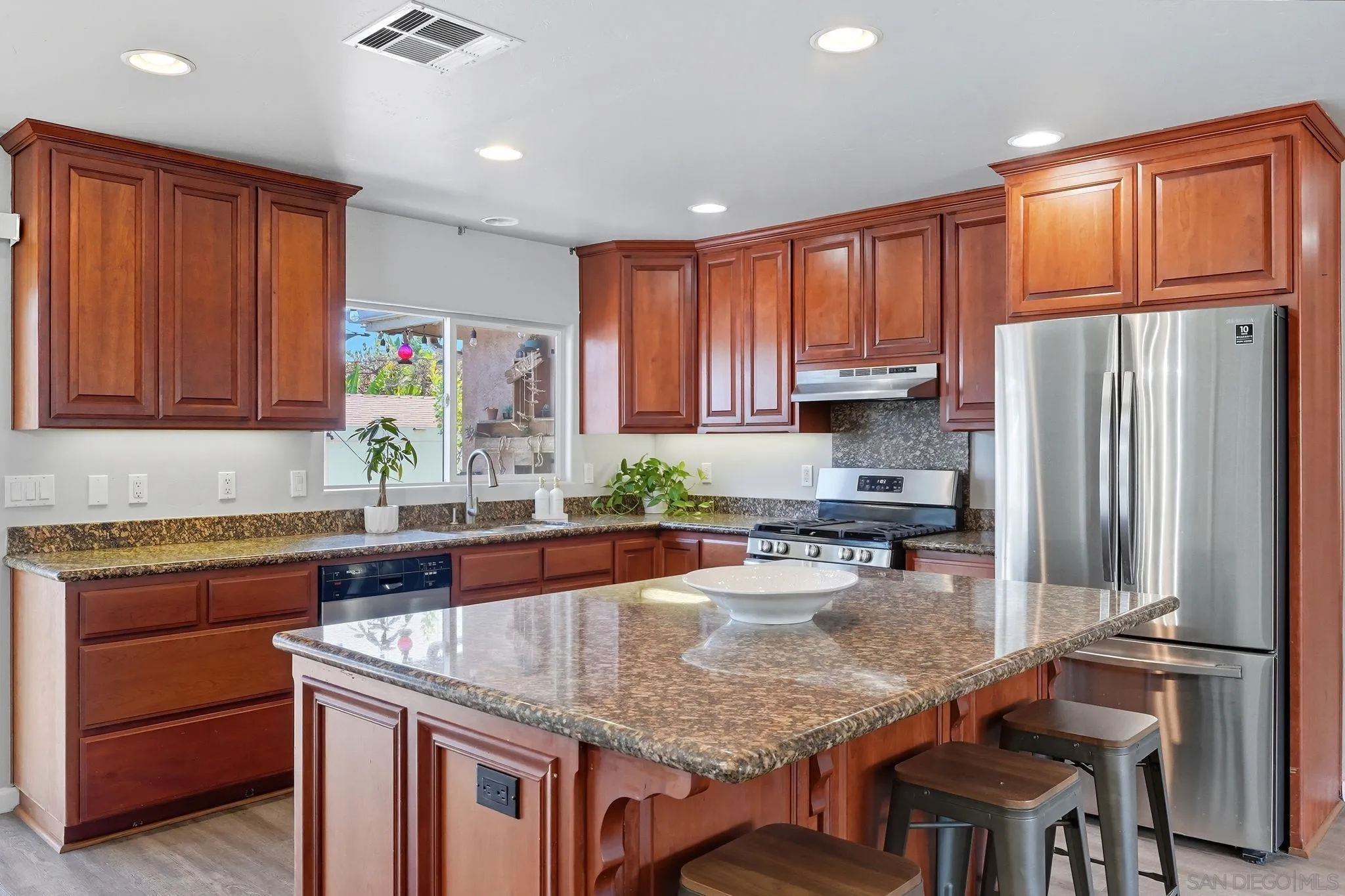 https://cdn.realtyfeed.com/cdn/127/250040246/be895d0248388b6eba838bbeeb9565fb.webp