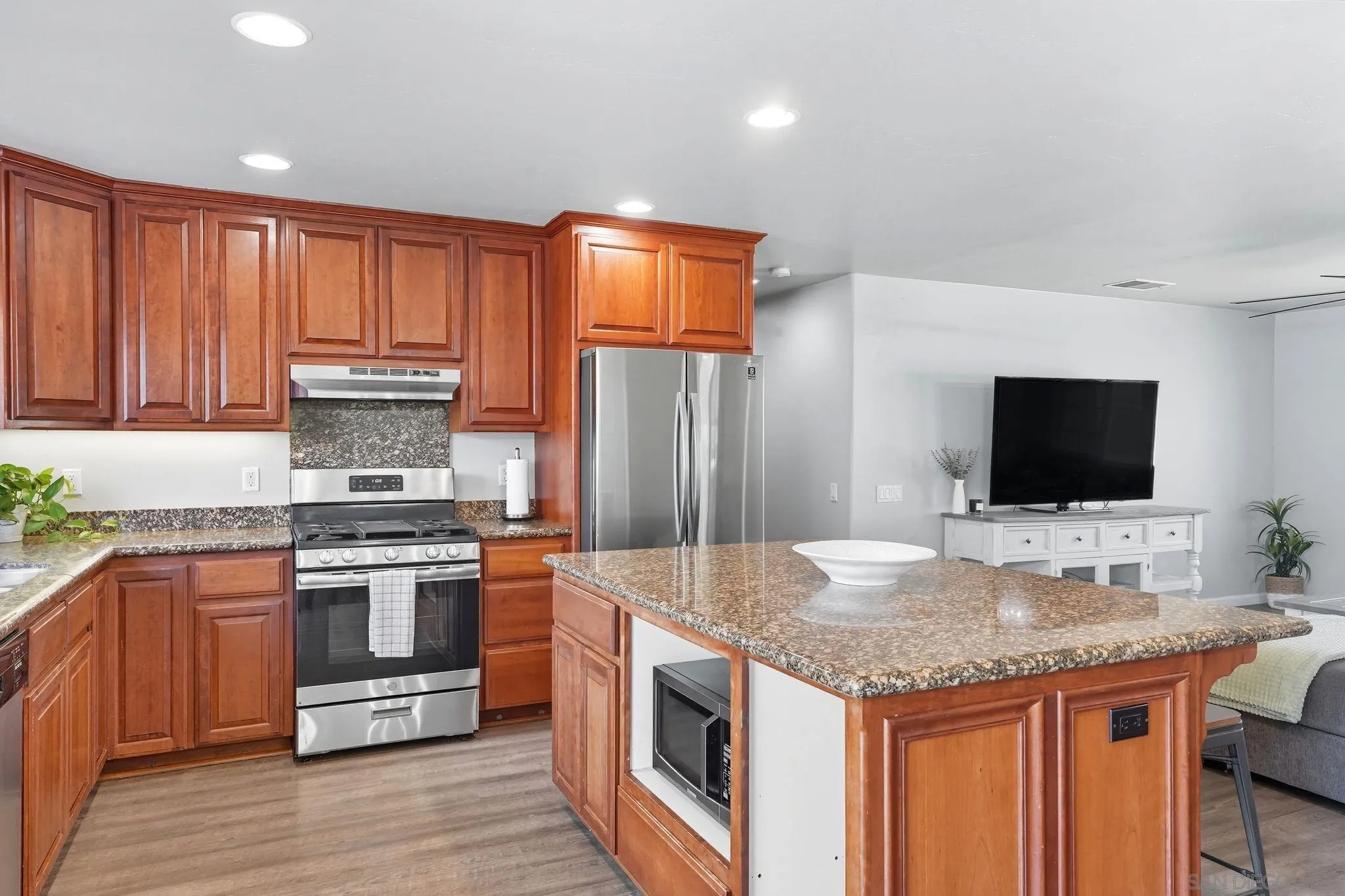 https://cdn.realtyfeed.com/cdn/127/250040246/f144b98c3ed032103b96201e893ca747.webp