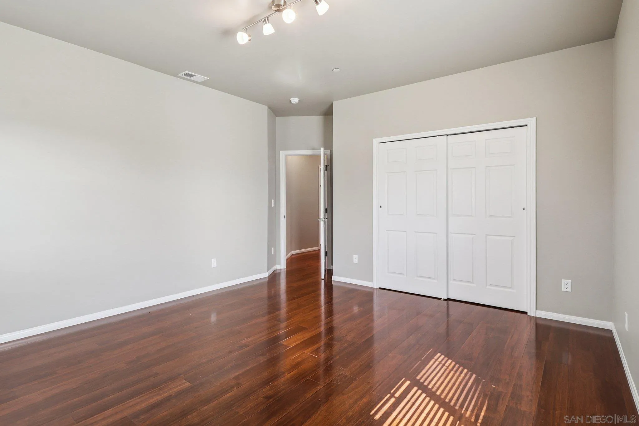 https://cdn.realtyfeed.com/cdn/127/250040301/2b2ad9d4b35f200d5a7ec24e6dfa84a9.webp